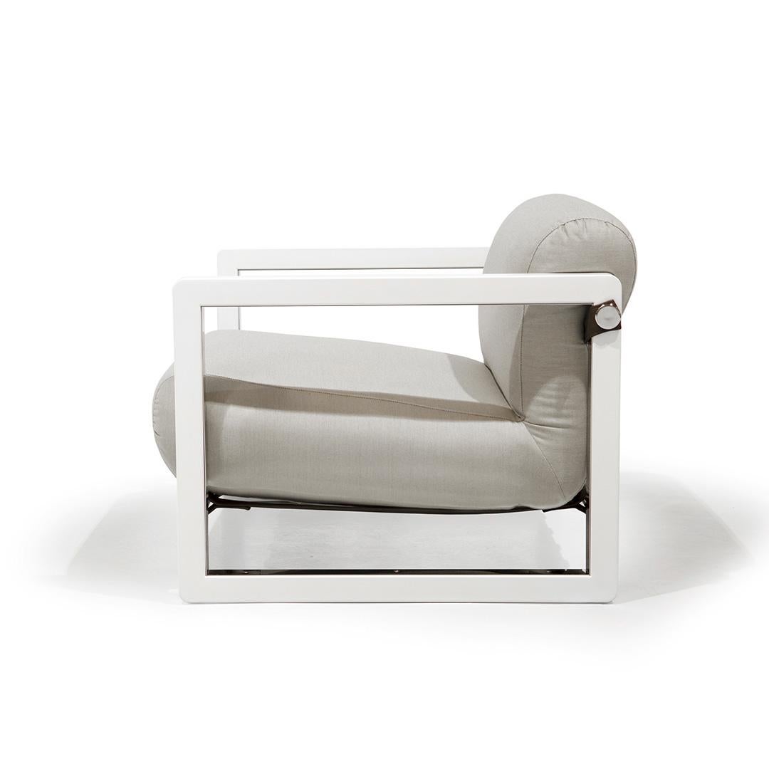 Saccu, outdoor armchair

Modern outdoor armchair made with structure: white matte lacquered aluminum and stainless steel, details: nickel-plated, upholstery: acrylic fabric, straps: outdoor synthetic leather

With Saccu Collection, MYFACE intends to