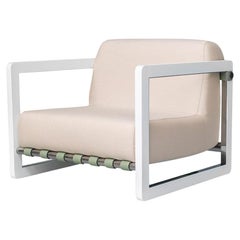 Elegante Sillón Beige con Acero Inoxidable y Revestimiento Impermeable