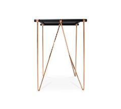 Mesa de bar para exterior con tablero negro, estructura de acero inoxidable y patas doradas