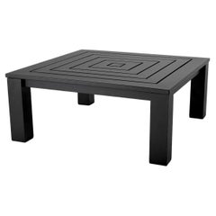 Table basse moderne d'extérieur avec finition noire.