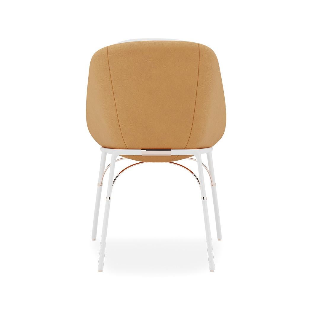 Moderne Chaise de salle à manger imperméable en tissu blanc et camel avec pieds blancs en vente