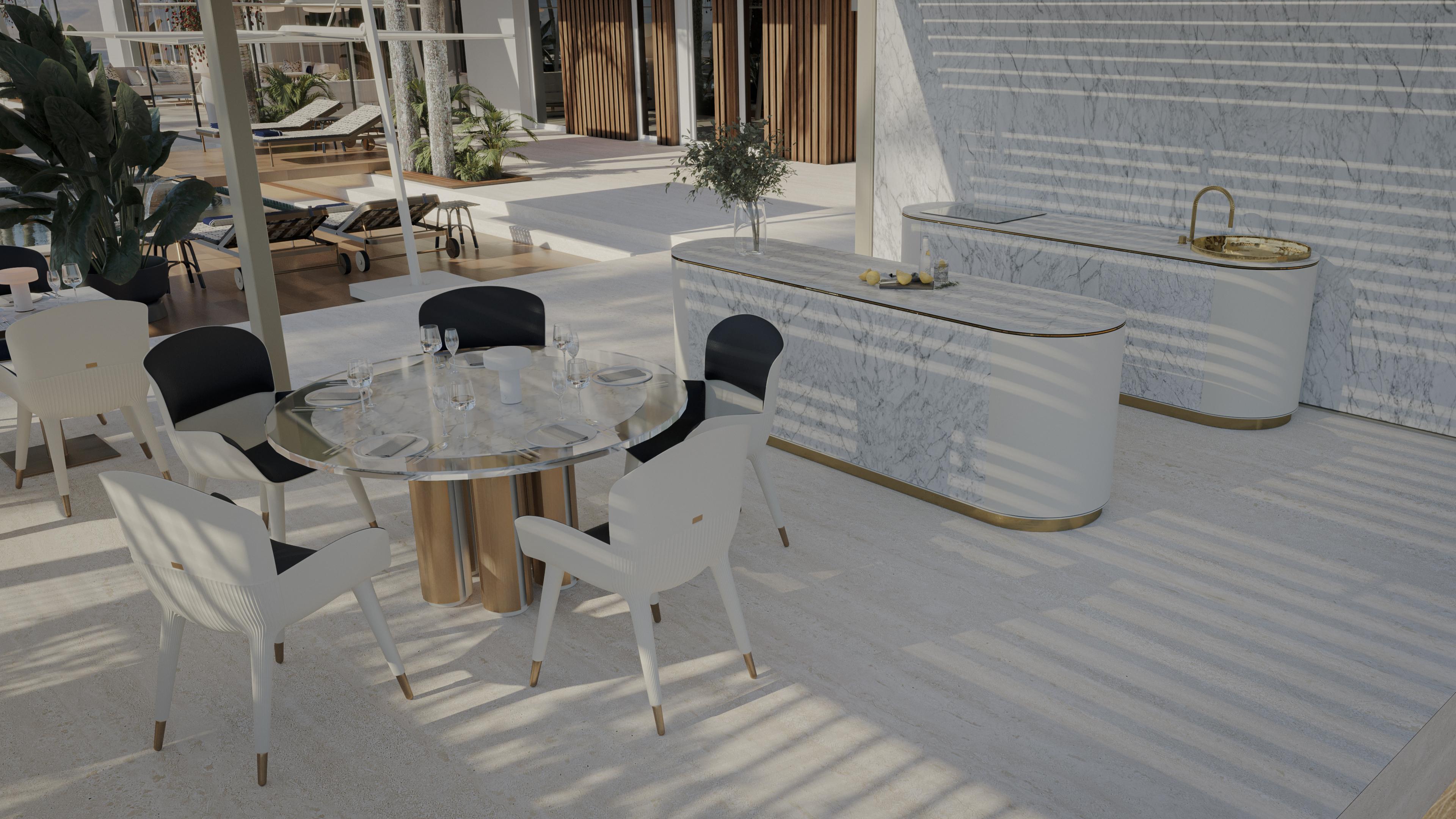 Chaise de salle à manger d'extérieur moderne en fibre de verre crème avec détails en cuir et or  en vente 4