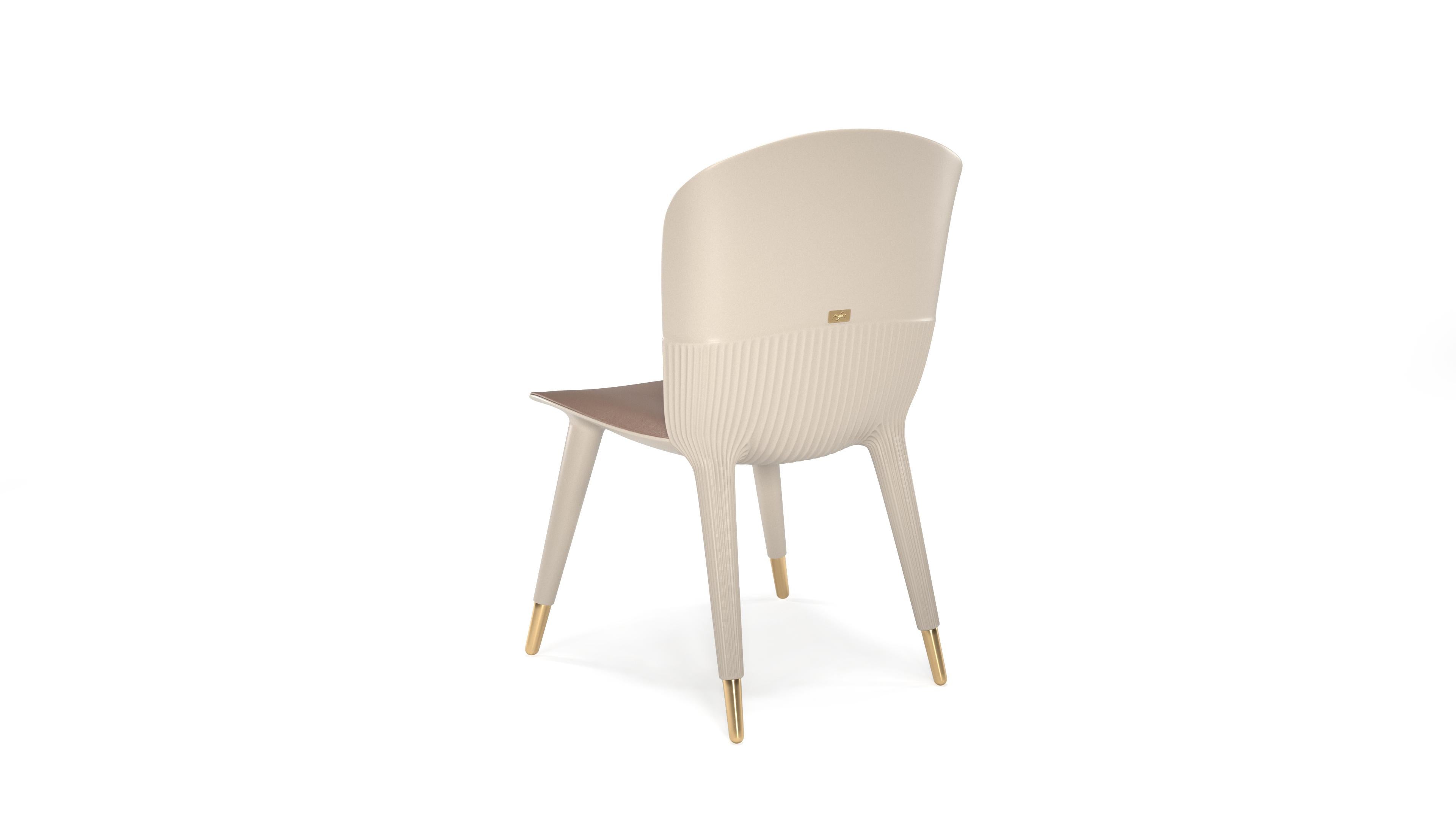 Moderne The Moderns Dining Chair with brown Leather (chaise de salle à manger moderne pour l'extérieur)  en vente