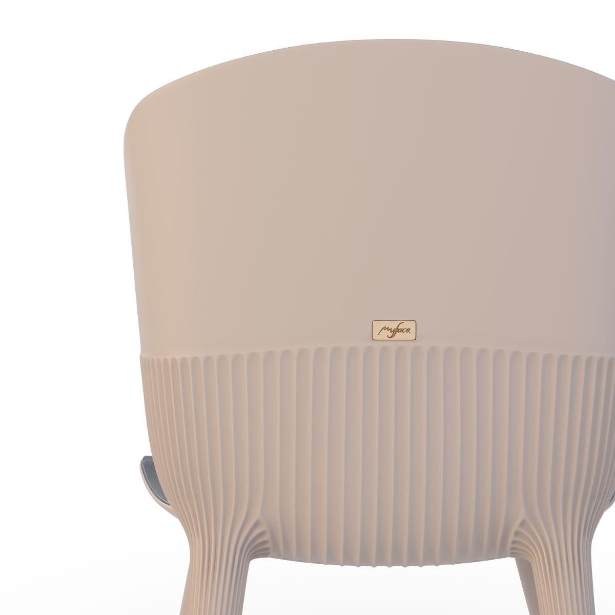 Moderne Chaise de salle à manger d'extérieur moderne en fibre de verre crème avec détails en cuir et or  en vente