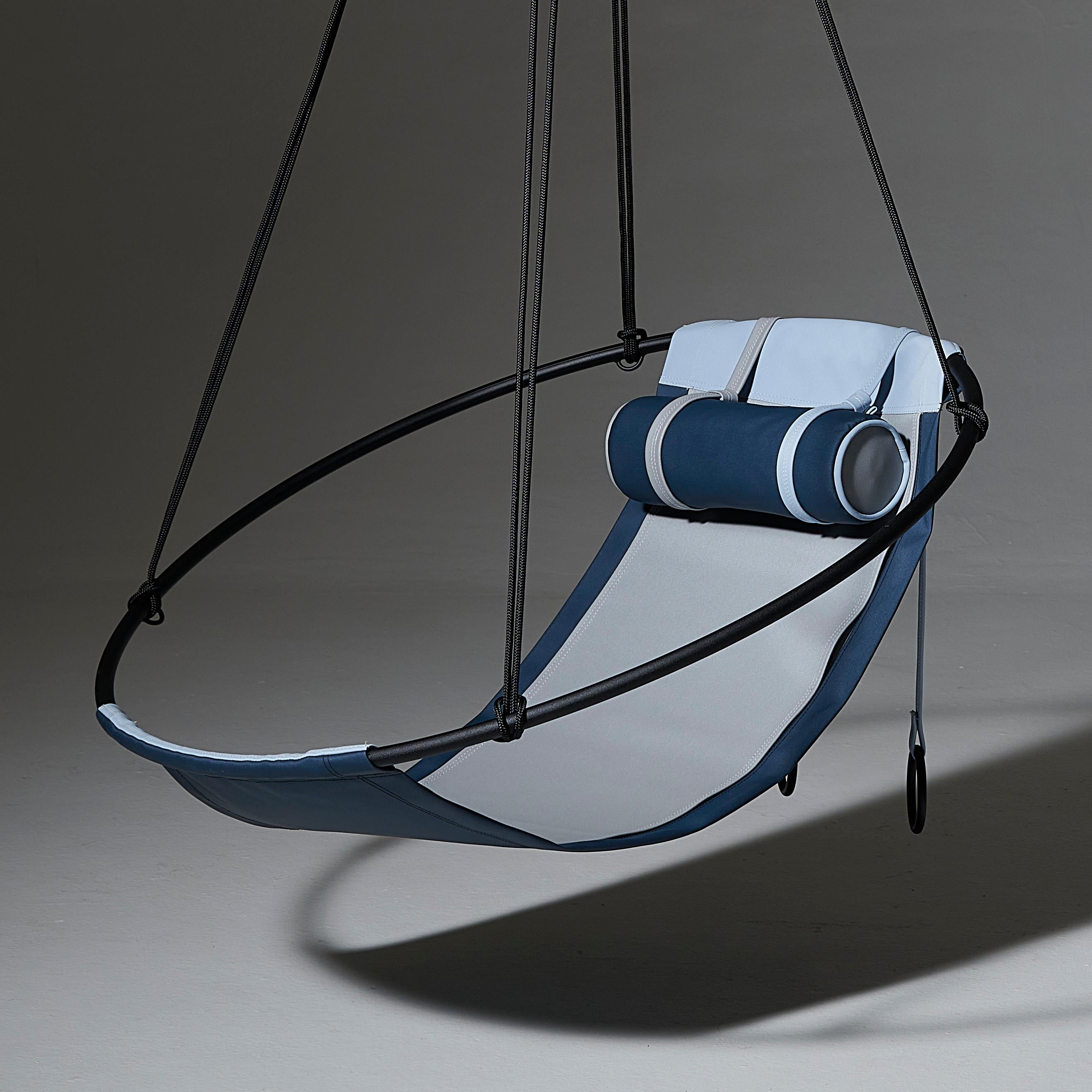 Modern Outdoor Hanging Swing Chair Weiß Vegan und Eco Friendly (Edelstahl) im Angebot