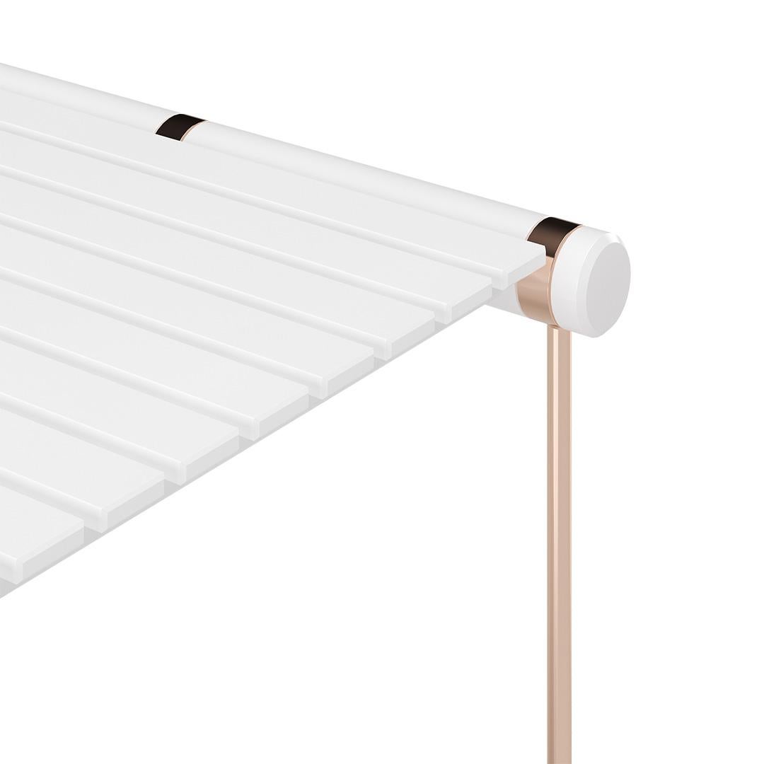 Moderner Edelstahl-Beistelltisch für den Außenbereich mit weiß lackierter Platte (Portugiesisch) im Angebot