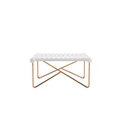 Mesa auxiliar de acero inoxidable para exterior con patas acabadas en oro