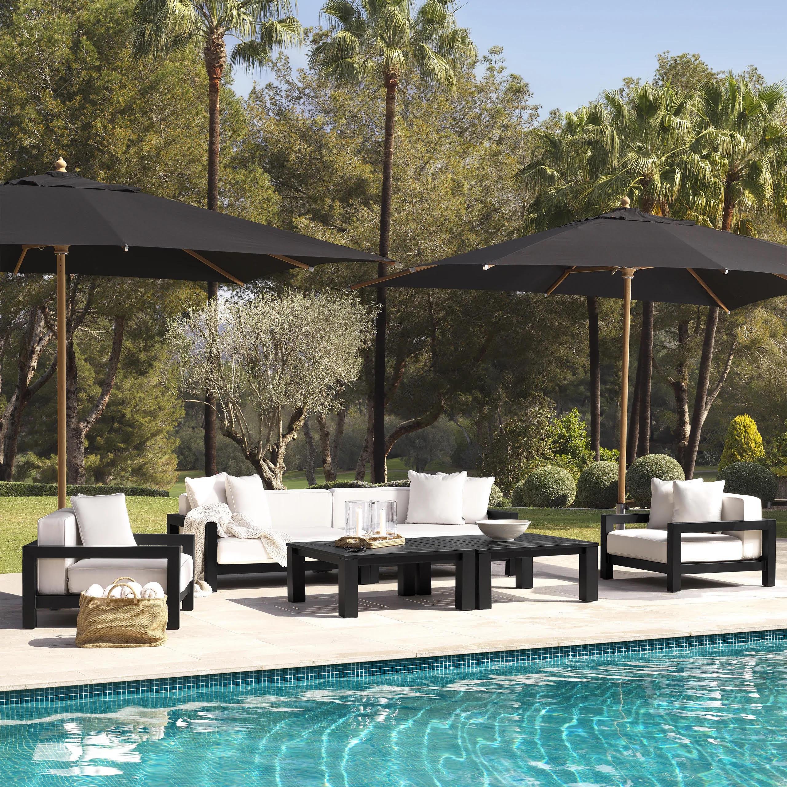 Canapé d'extérieur moderne, finition noire, tissu Sunbrella.

Se distinguant par son design épuré et ses lignes simples, ce canapé apporte une touche contemporaine à votre décoration extérieure.
Ce luxueux canapé est magnifiquement fabriqué en