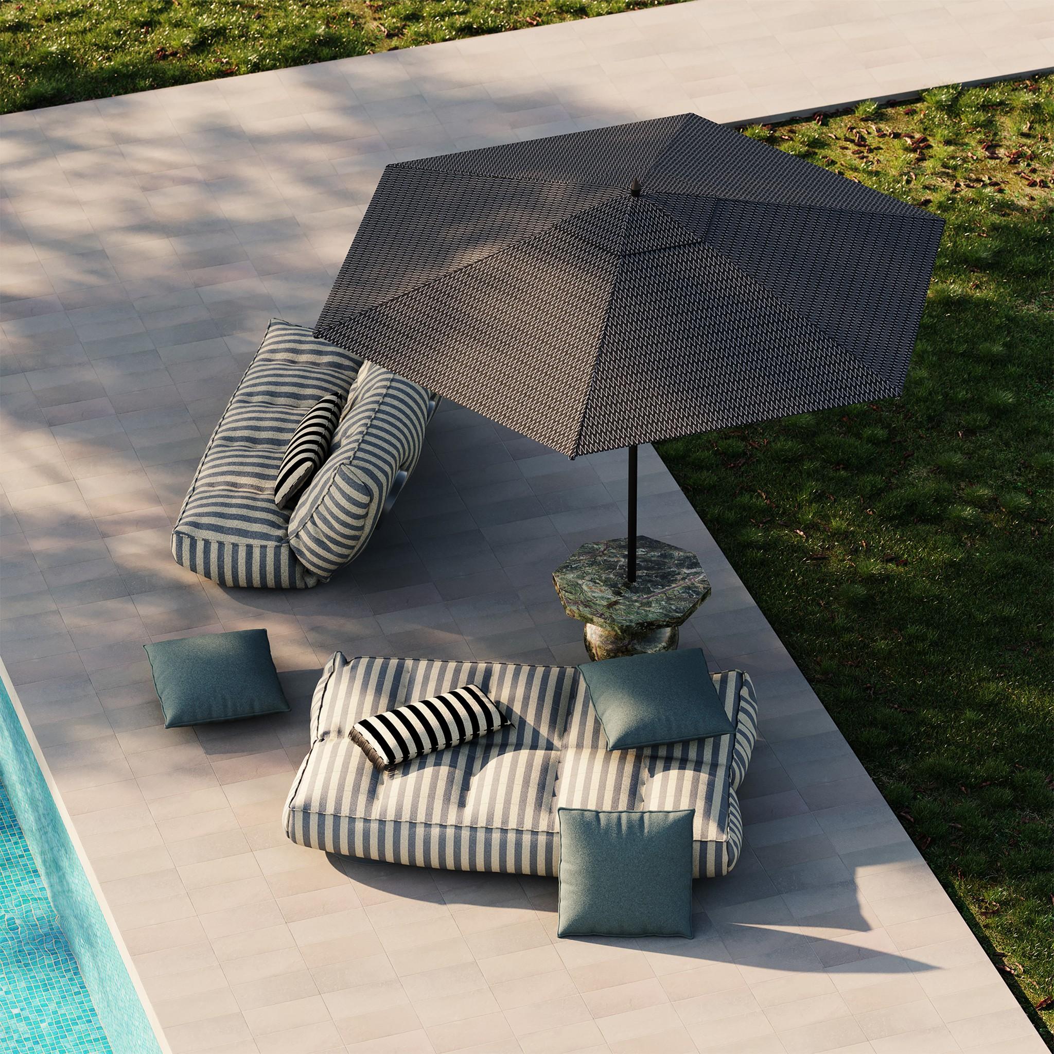 Modernes Sofa für den Außenbereich, faltbar, gepolstert in blau gestreiftem Stoff für den Außenbereich (21. Jahrhundert und zeitgenössisch) im Angebot