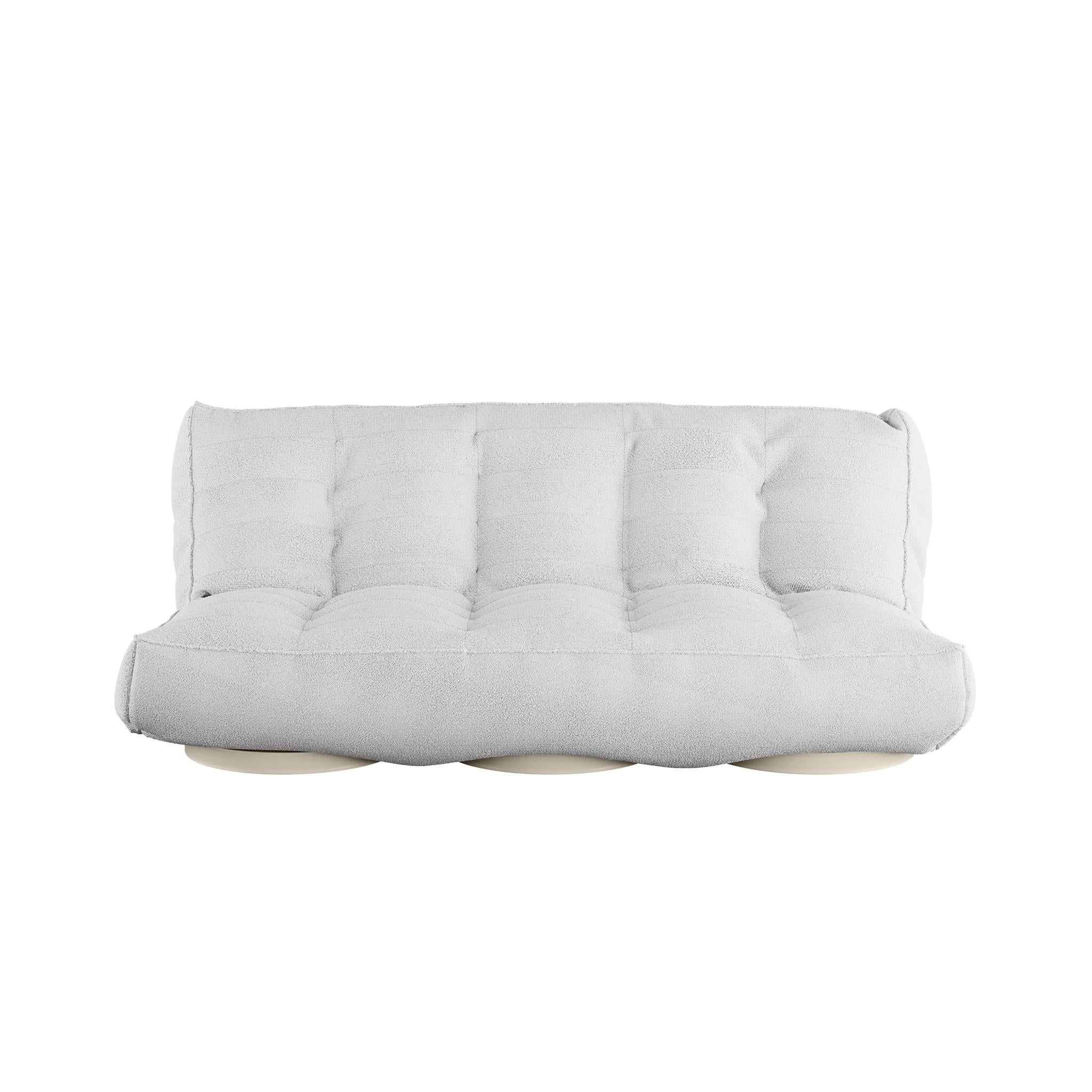Foil Daybed est un lit de jour de luxe. Vous êtes à la recherche d'un canapé moderne dont le design ne se démodera pas avec le temps ? Vous l'avez trouvé. La structure ergonomique et les détails délicats de Foil le rendent confortable, luxueux et