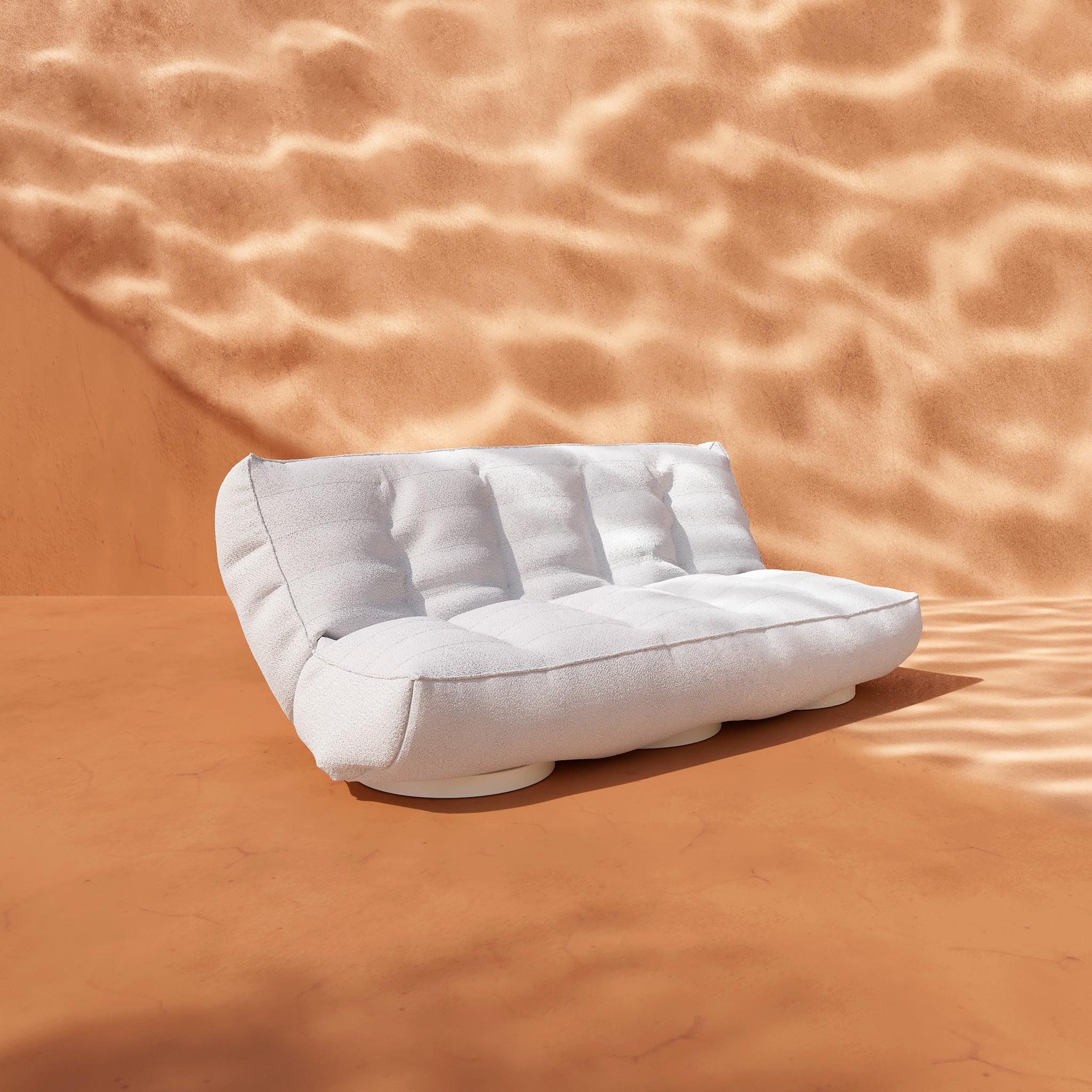 Sofá de exterior moderno Daybed blanco plegable tapizado en tela de exterior arena Tela en venta