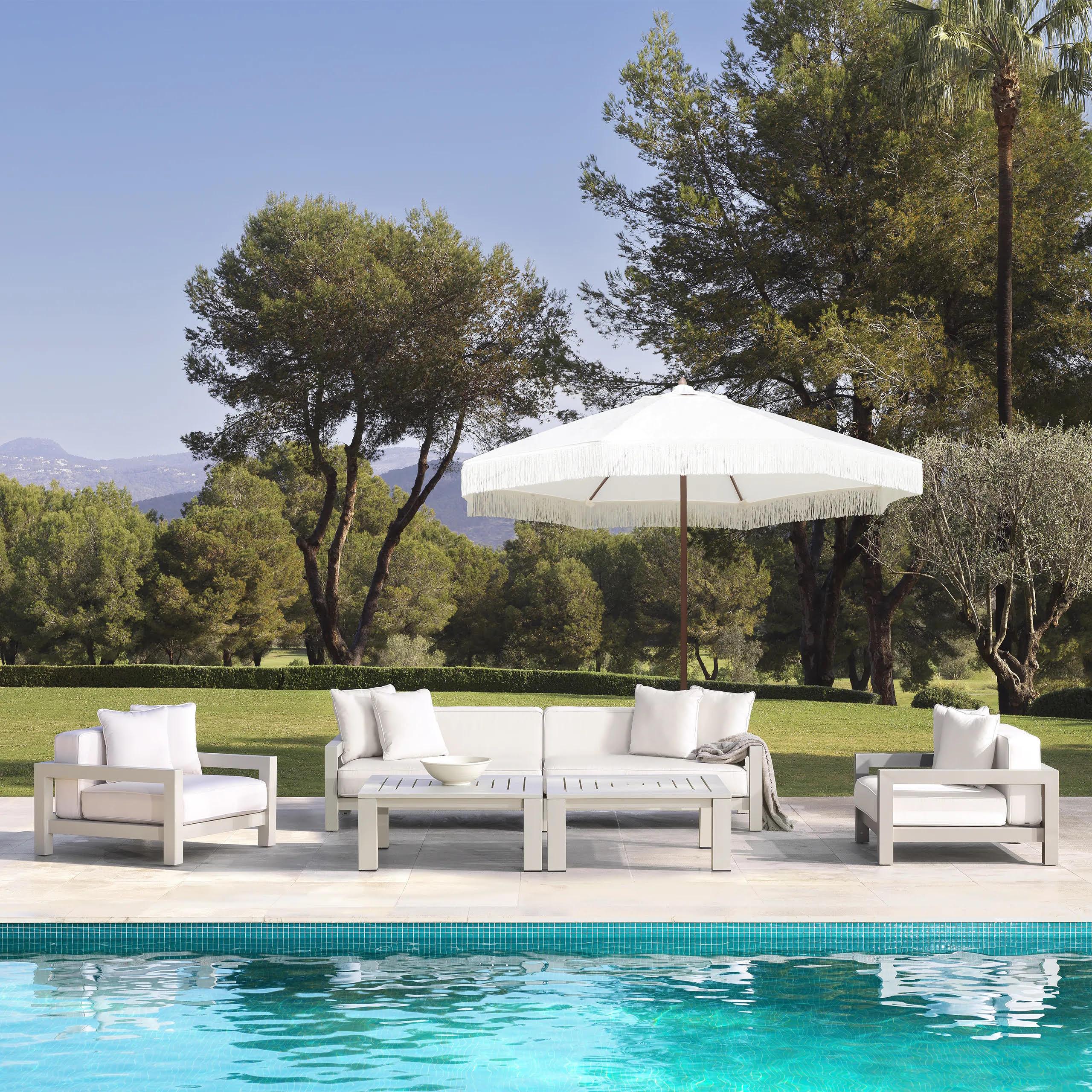 Sofá moderno de exterior, acabado arena, tejido Sunbrella.

Distinguido por su diseño elegante y sus líneas sencillas, este sofá añade un toque contemporáneo a tu decoración de exterior.
Este lujoso sofá está cuidadosamente fabricado en aluminio y
