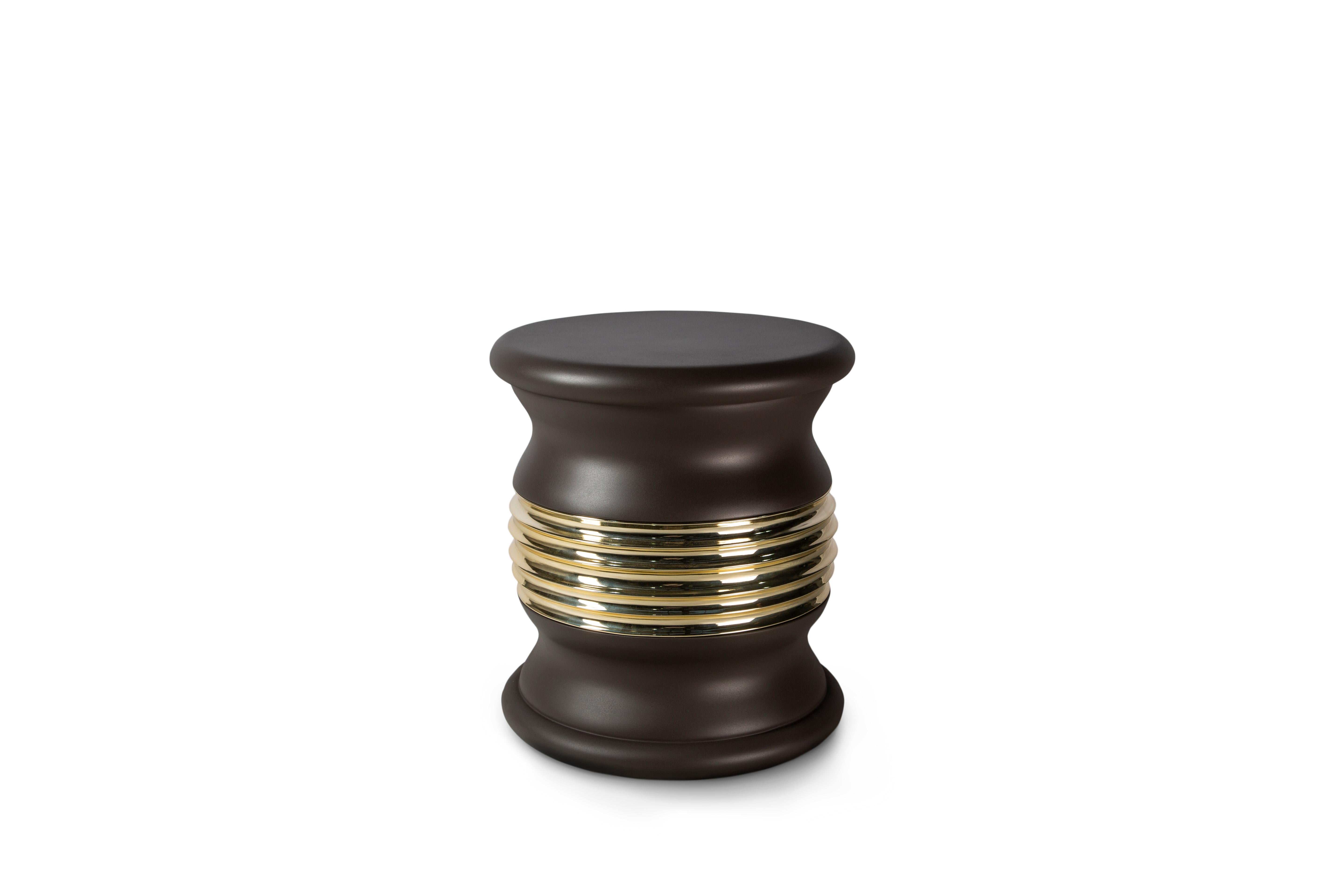 Lonian Tourbillion- Hocker für draußen.

Der Hocker Lonian verkörpert die zeitlose Eleganz der griechischen Architektur, die mit moderner Präzision neu interpretiert wurde. Die skulpturale Form und die fließenden Linien schaffen ein perfektes