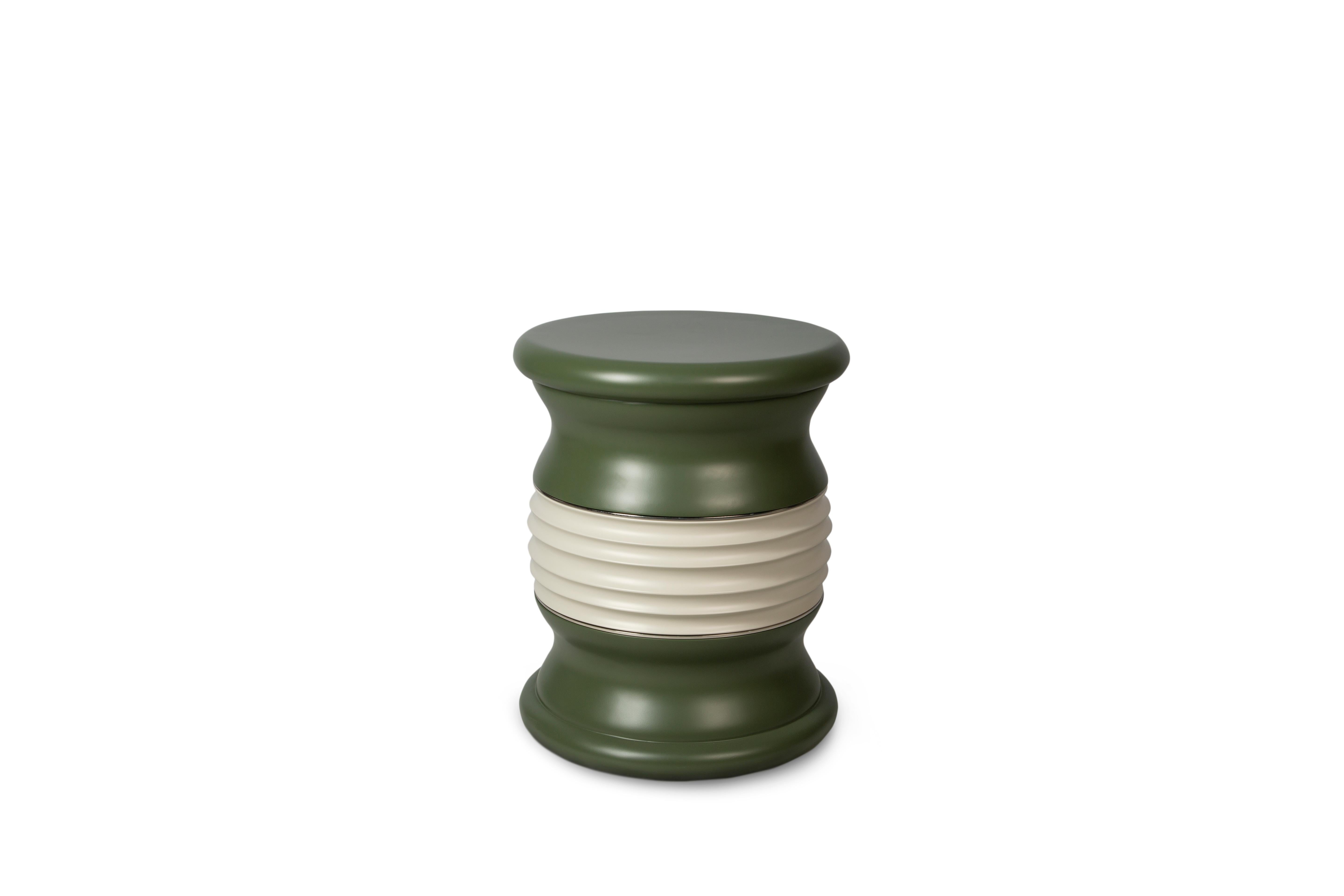 Outdoor-Hocker mit braunem und cremefarbenem Lack und Edelstahlverkleidung (Moderne) im Angebot