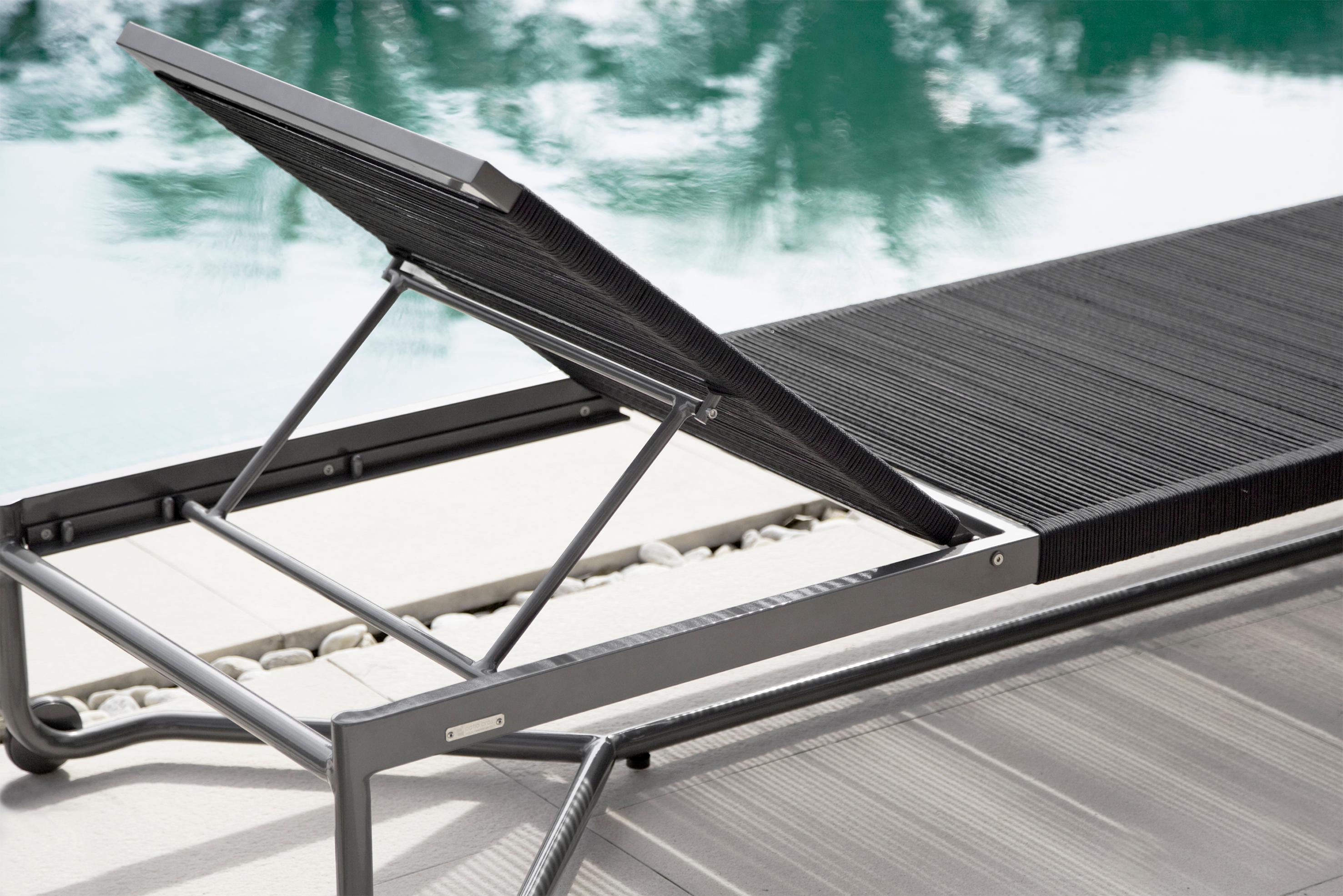 Tumbona moderna de exterior de metal con motivos náuticos de cuerda Minimalista en venta