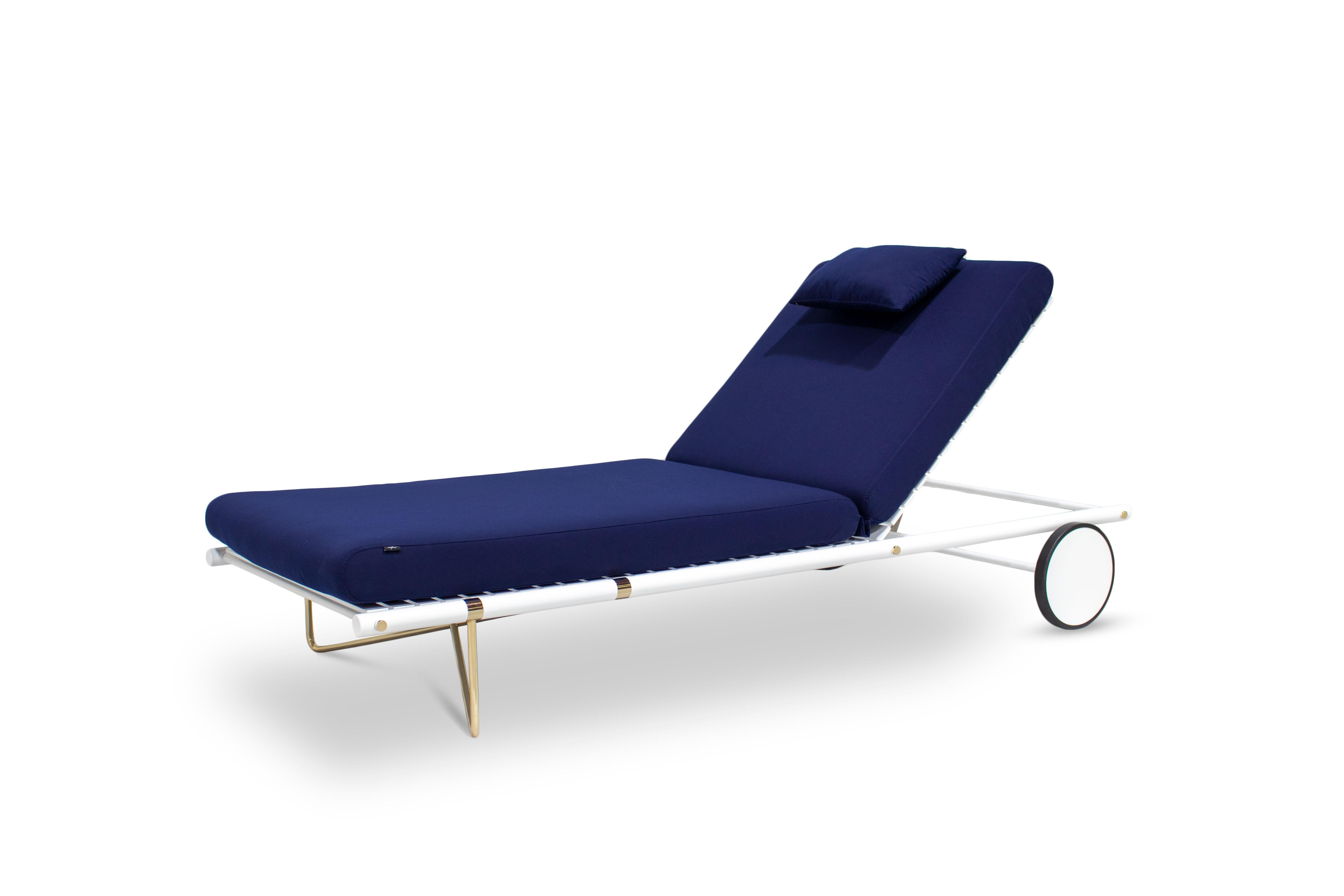 Anpassbares Sonnenbett mit wasserdichten blauen,stoffbeschichteten Beinen und Lederriemen im Angebot 3