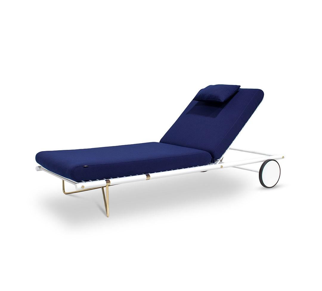 Anpassbares Sonnenbett mit wasserdichten blauen,stoffbeschichteten Beinen und Lederriemen (Moderne) im Angebot