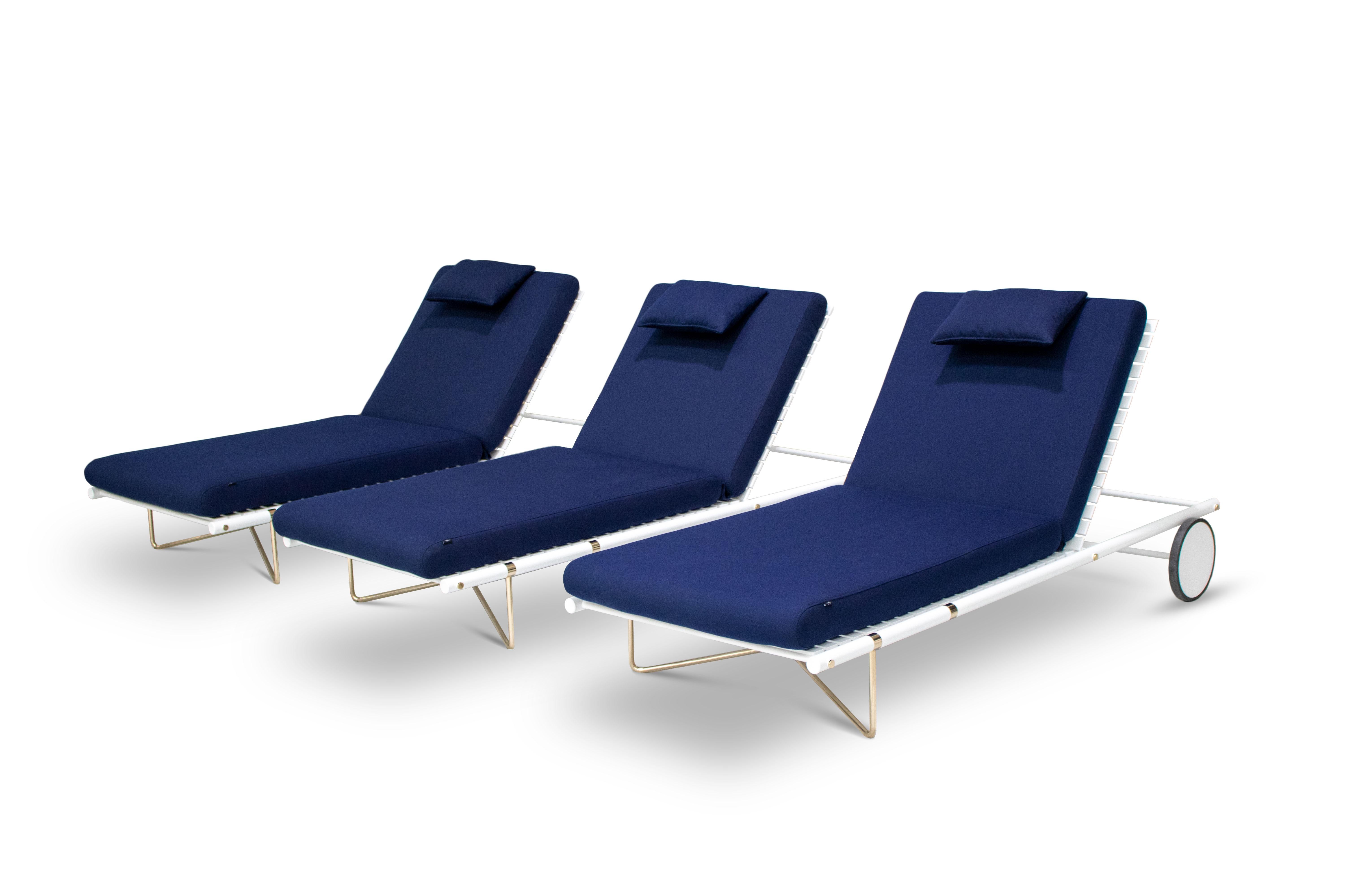 Anpassbares Sonnenbett mit wasserdichten blauen,stoffbeschichteten Beinen und Lederriemen (Portugiesisch) im Angebot