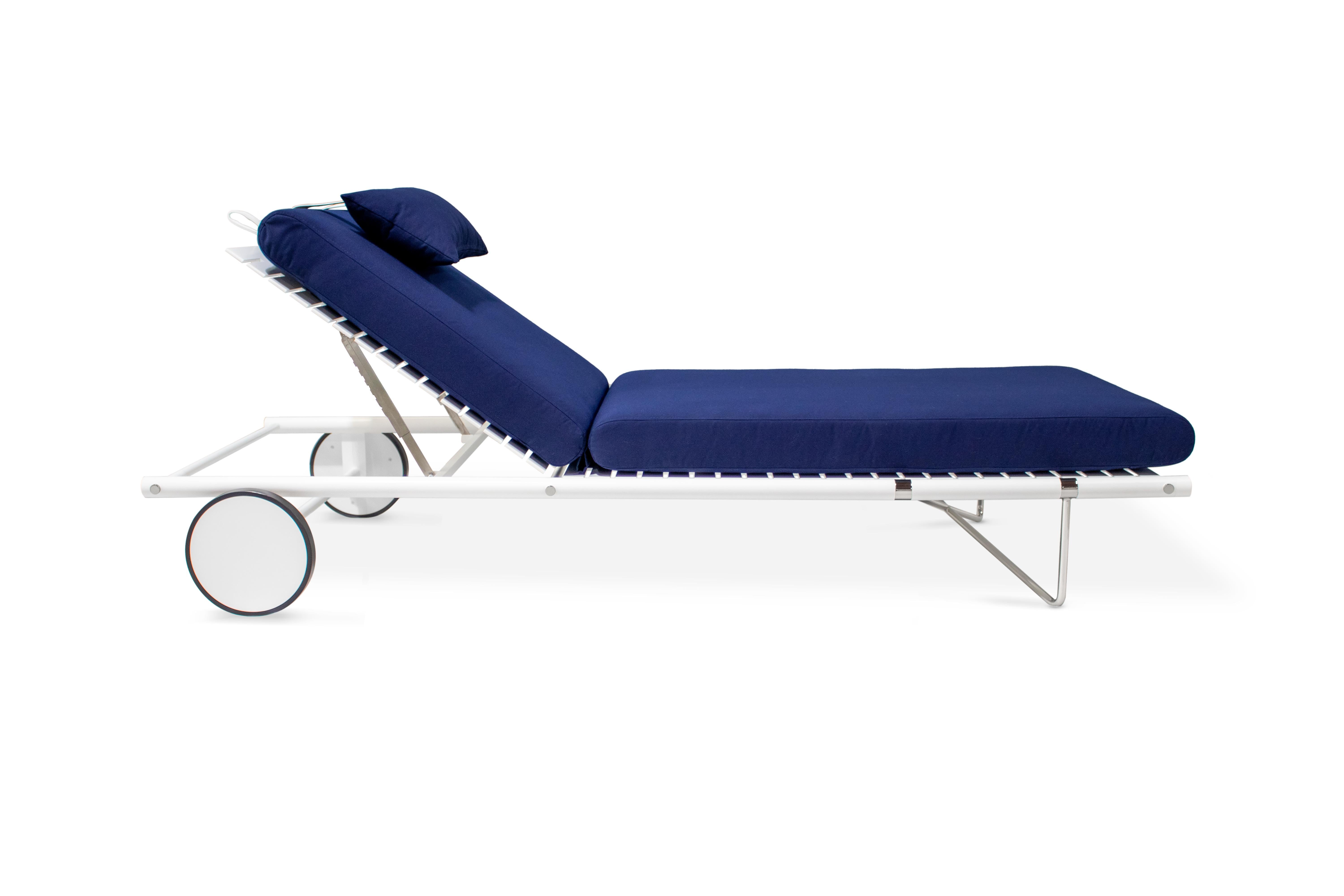 Anpassbares Sonnenbett mit wasserdichten blauen,stoffbeschichteten Beinen und Lederriemen (21. Jahrhundert und zeitgenössisch) im Angebot