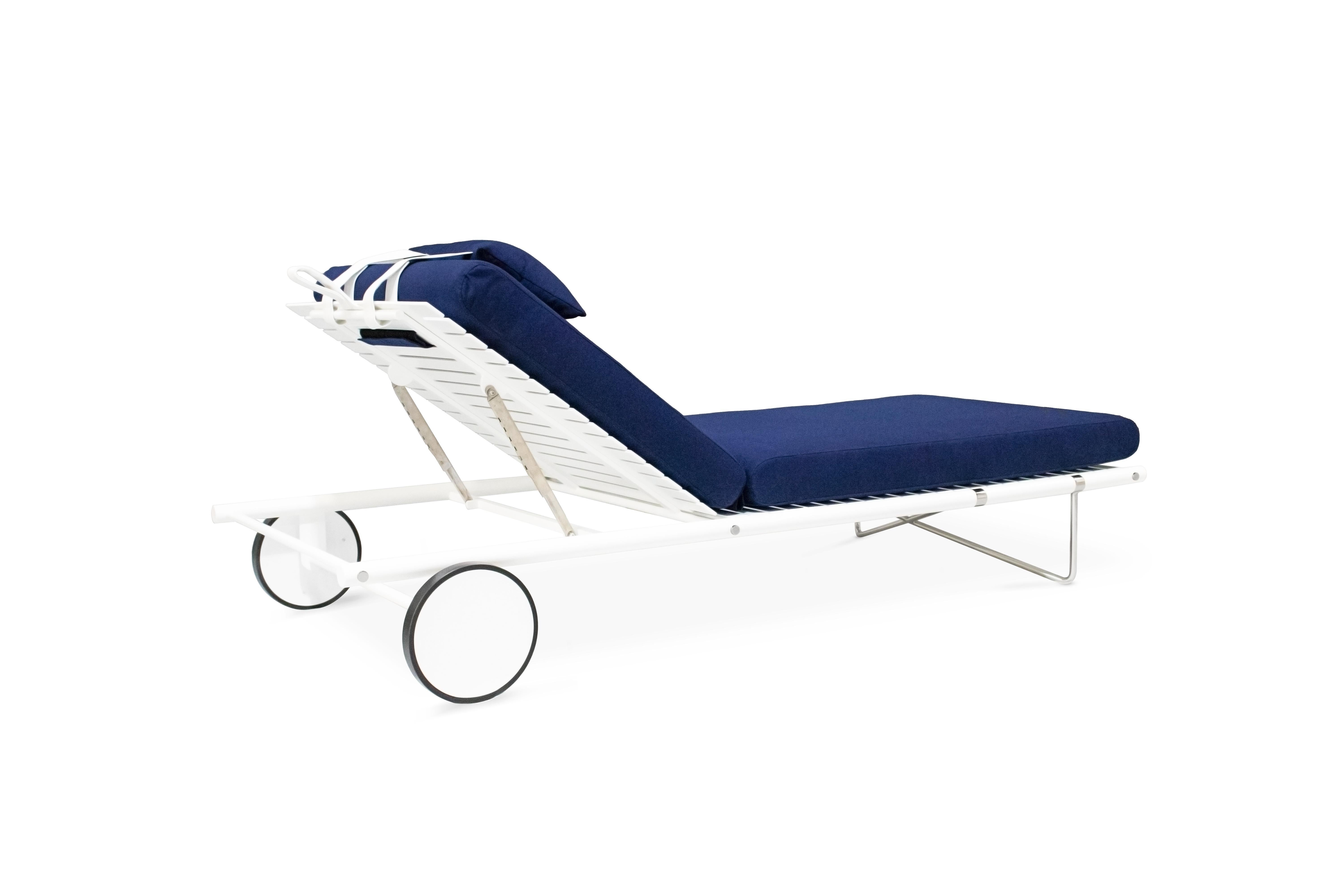 Anpassbares Sonnenbett mit wasserdichten blauen,stoffbeschichteten Beinen und Lederriemen (Kupfer) im Angebot