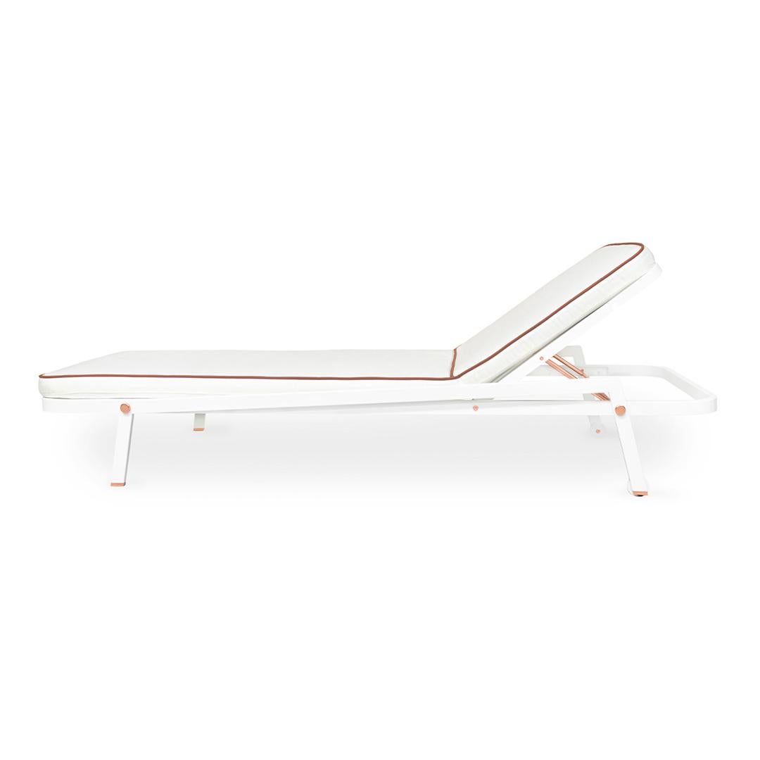 Moderne Méridienne d'extérieur moderne en tissu/cuir blanc avec pieds en aluminium laqué en vente