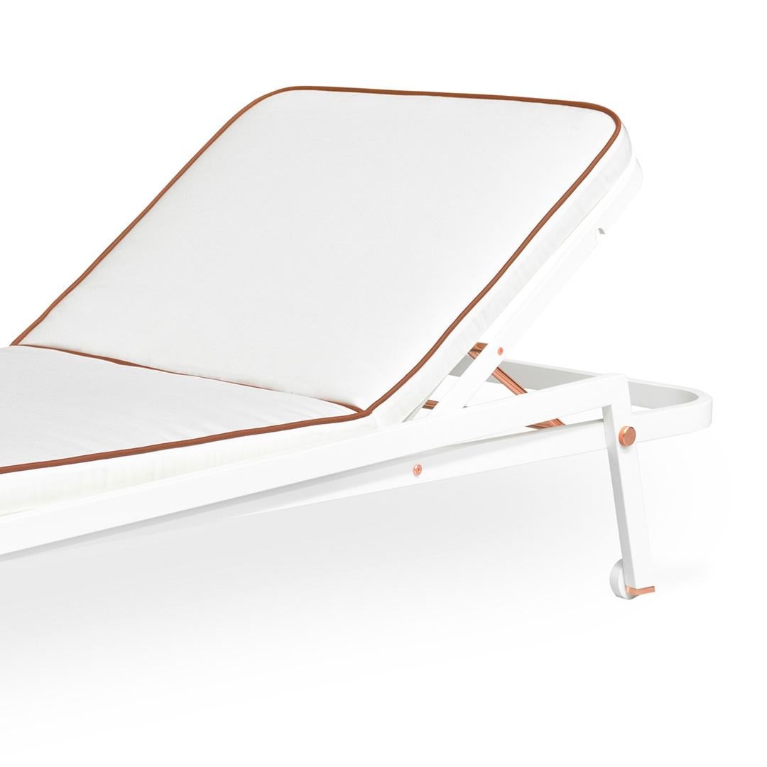 Contemporary Modern Outdoor Daybed in White Fabric/Leather with Lacquered Aluminium Legs For Sale