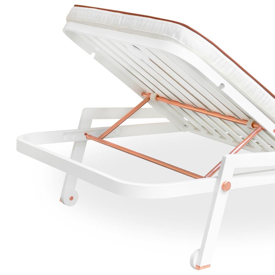 Stainless Steel Modern Outdoor Daybed in White Fabric/Leather with Lacquered Aluminium Legs For Sale