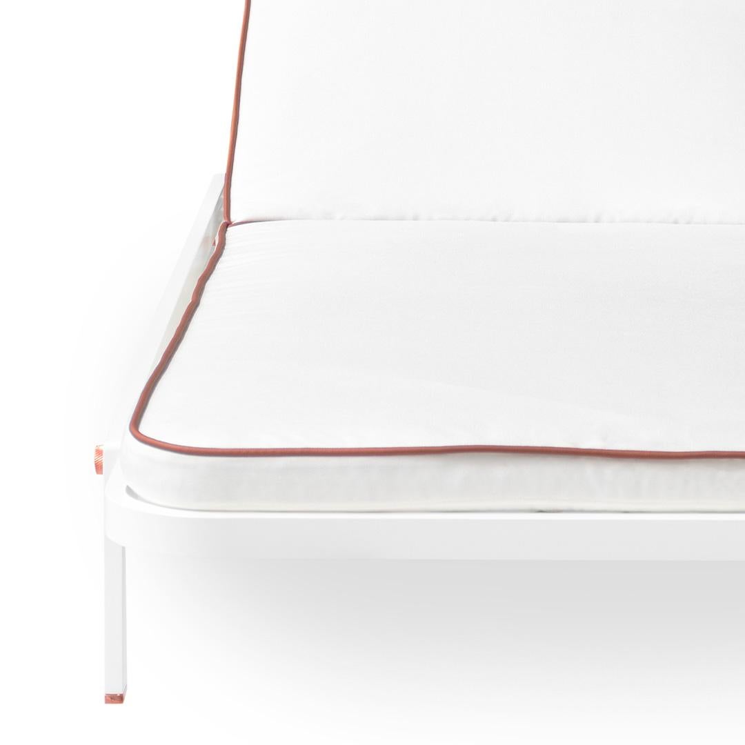 Modern Outdoor Daybed in White Fabric/Leather with Lacquered Aluminium Legs For Sale 1