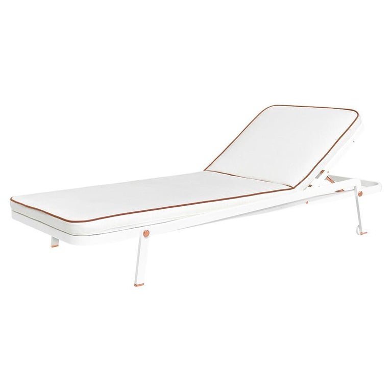 Modern Outdoor Sunbed White Fabric/Leather Aluminium Lacquered Legs For Sale at 1stDibs