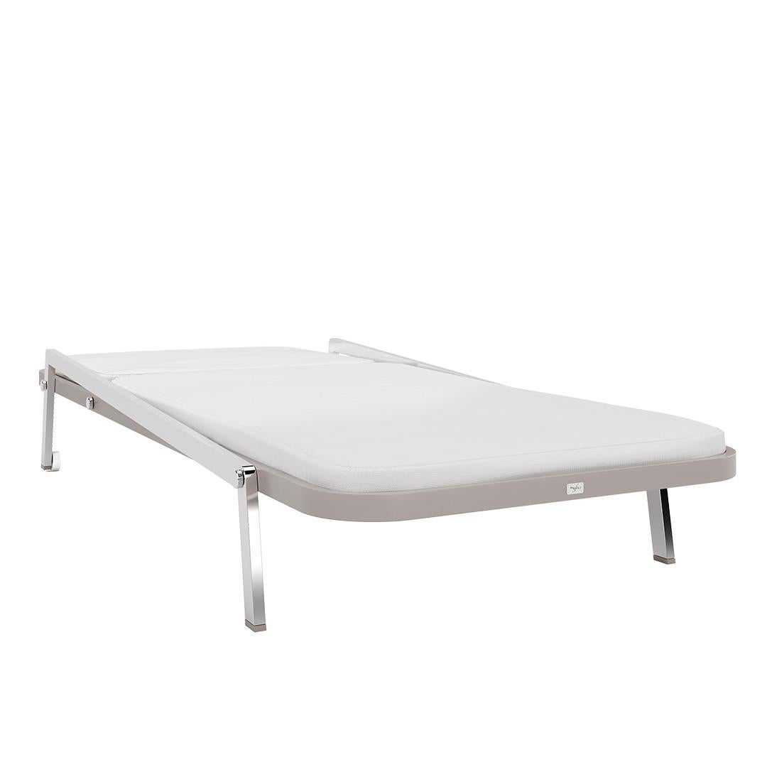 Das Ribbon Sunbed wurde aus hochwertigen MATERIALEN für unübertroffene Qualität und Langlebigkeit entwickelt. Es vereint Funktionalität und Eleganz und ist damit ein echtes Statement für Eleganz und Innovation. Sein markanter bandförmiger Rahmen und