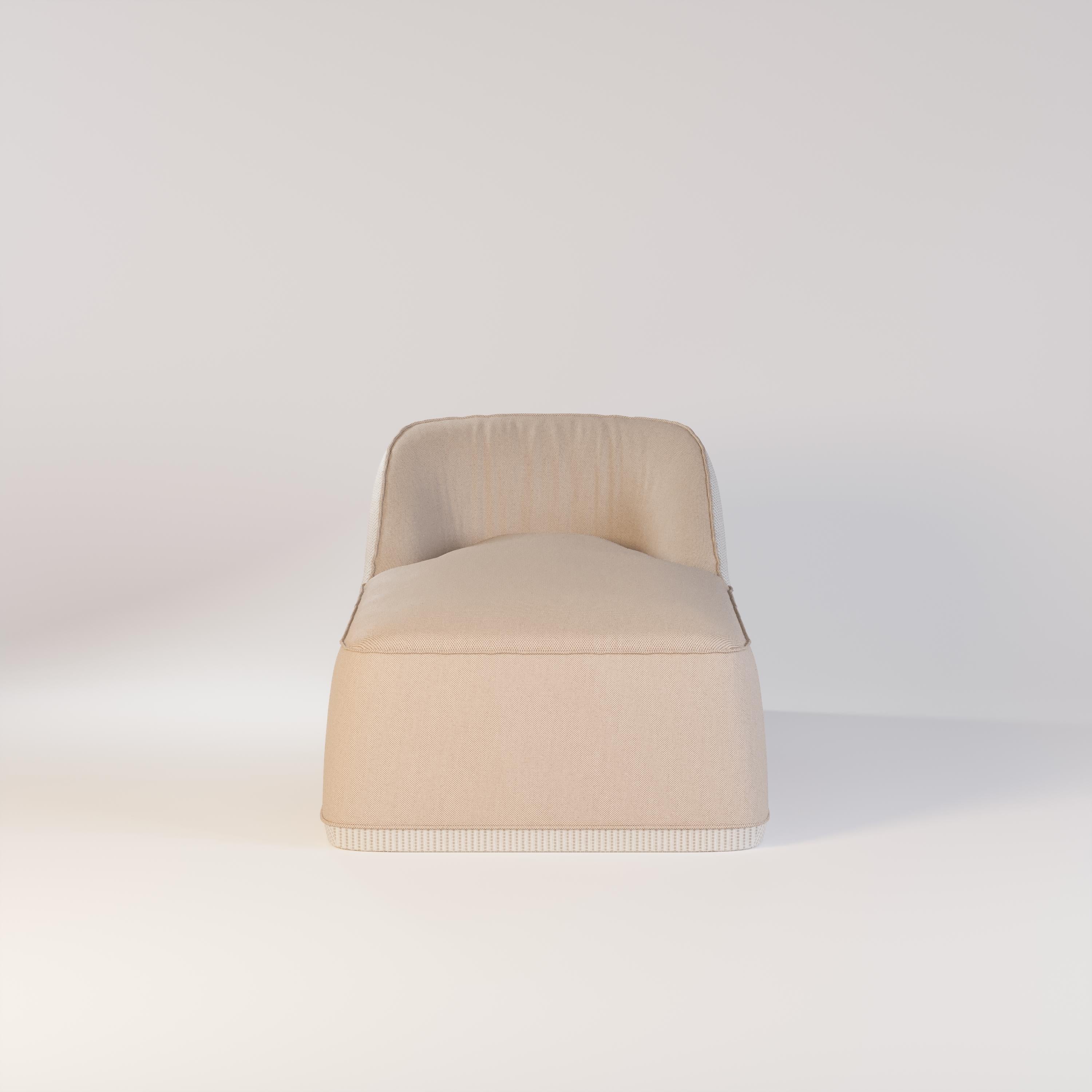 Die Flow-Sonnenliege ist so konzipiert, dass sie sich nahtlos in Pool- und Loungebereiche einfügt und jedem Raum Schlichtheit und Komfort verleiht. Mit seinem klaren Design lädt er zum Entspannen ein, während seine leistungsstarke