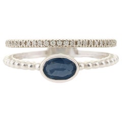 Anillo moderno de doble banda con zafiro azul ovalado y diamantes en oro blanco de 14 quilates