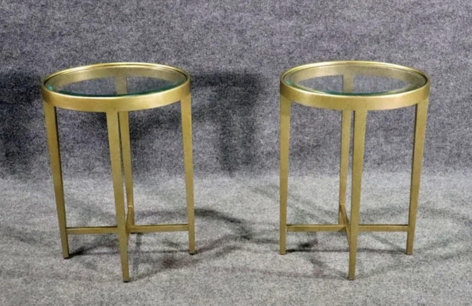 Ein Paar ovale Tische im Regency-Stil mit abgeschrägtem Glas. Die 