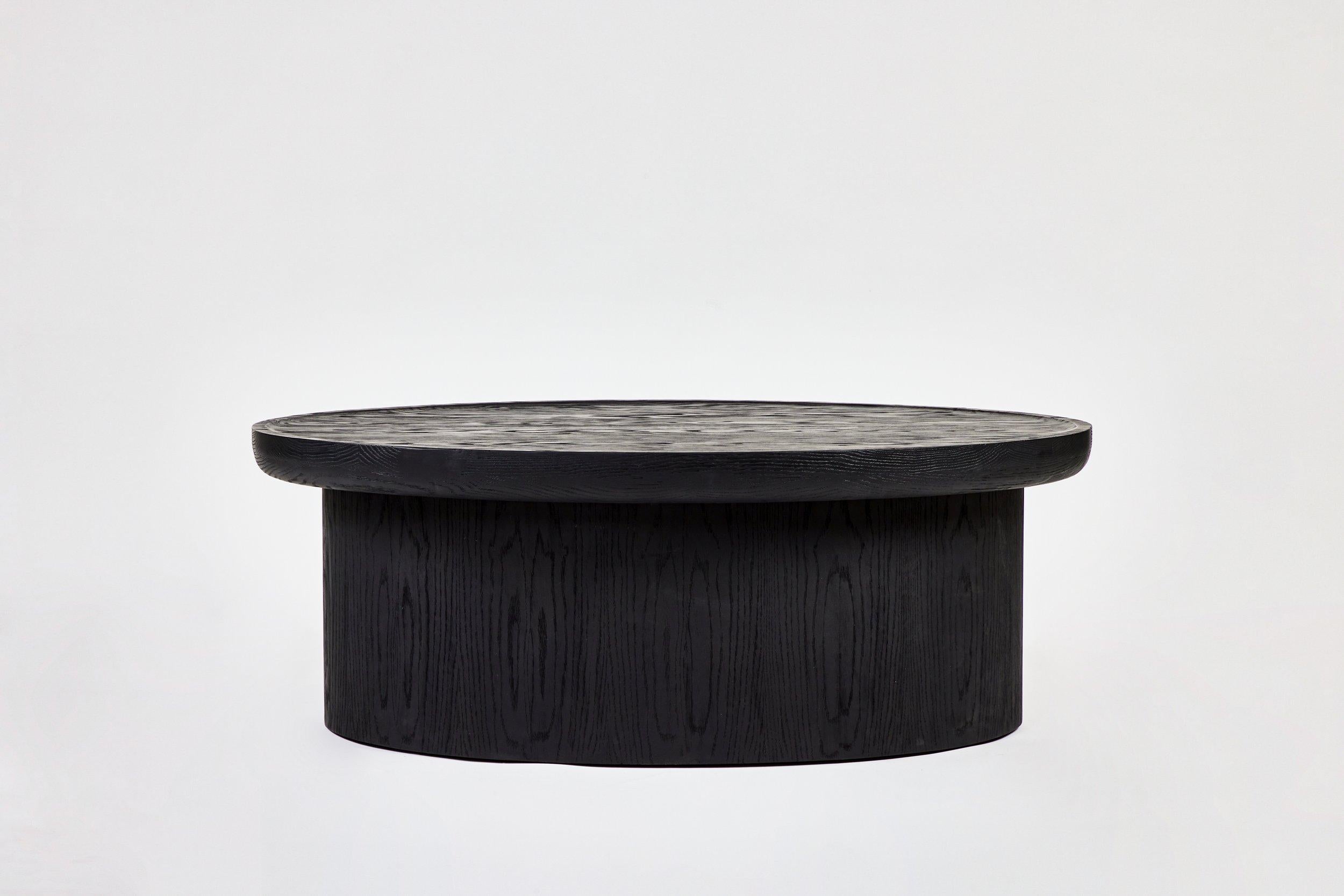 XXIe siècle et contemporain Table basse Findley ovale moderne en finition ébène sur chêne par Martin & Brockett en vente
