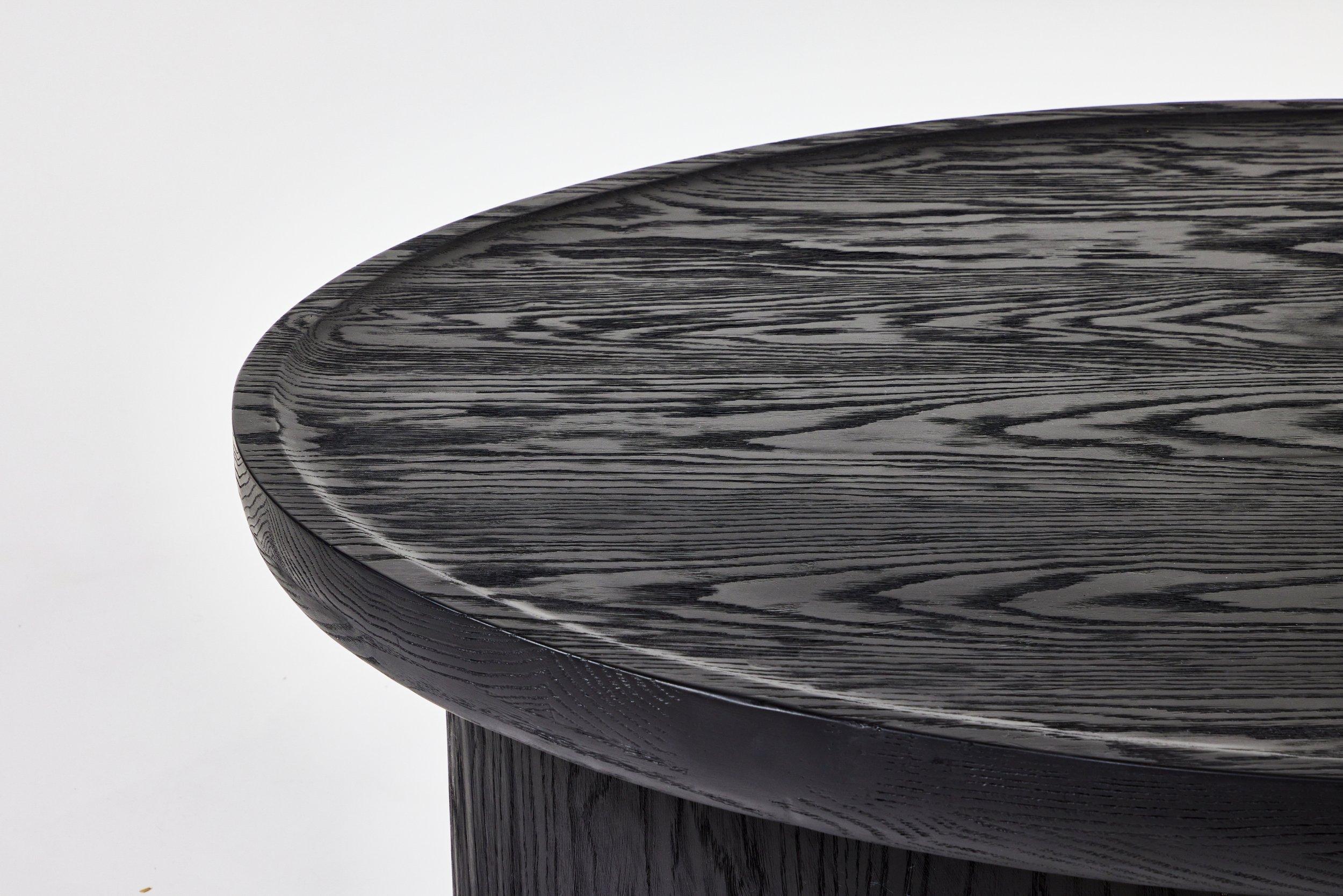 Table basse Findley ovale moderne en finition ébène sur chêne par Martin & Brockett en vente 1