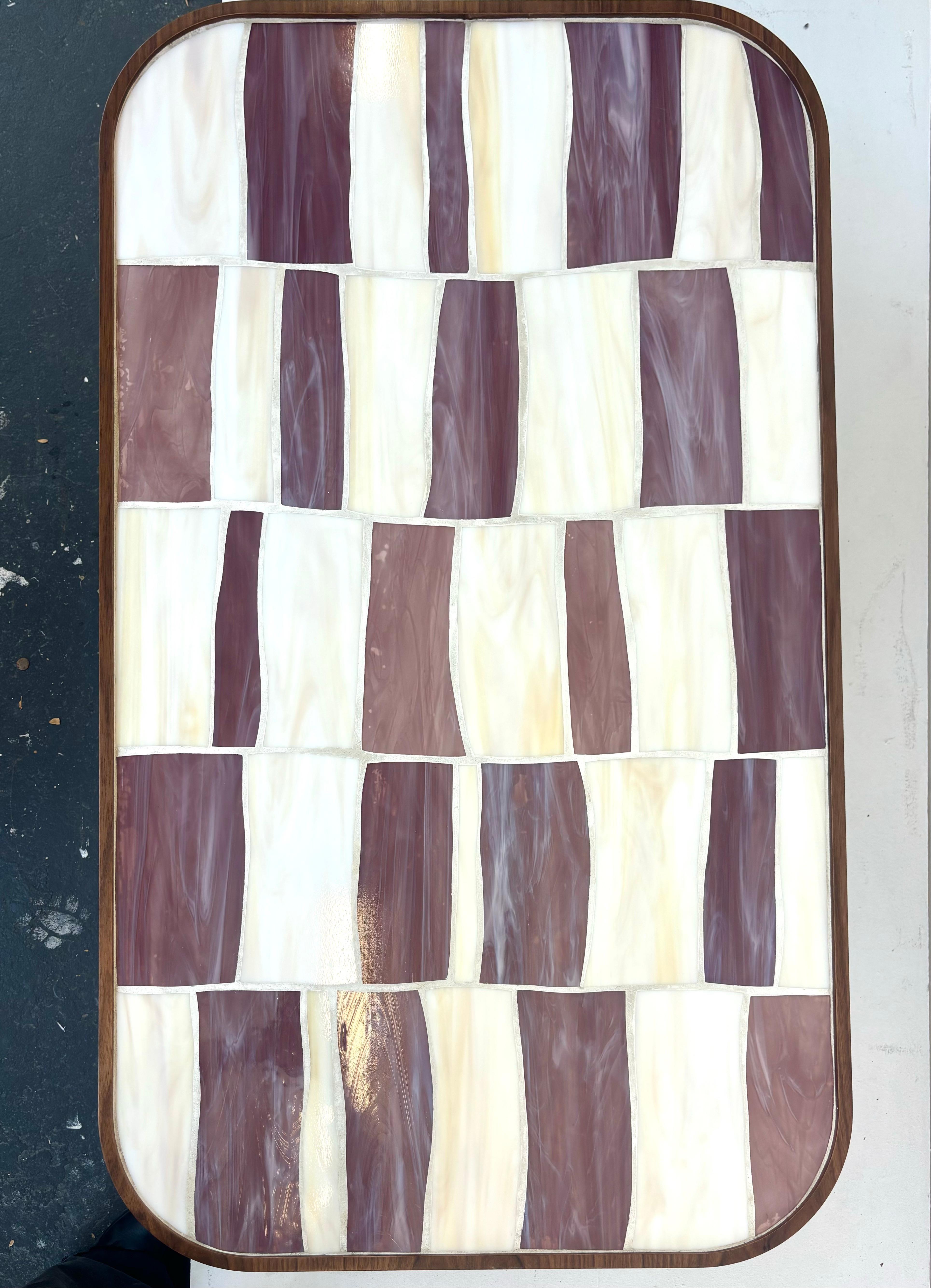 La table basse ovale Palazzo avec verre violet et ivoire repose sur 3 socles en bois de noyer noir américain par Ercole Home. Cette nouvelle table basse sur mesure conçue par Ercole Home est disponible dès aujourd'hui pour votre espace de vie.

Une