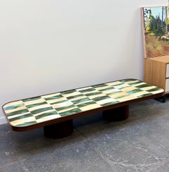 Tavolino ovale moderno con base cilindrica in noce e mosaico di vetro di Ercole Home