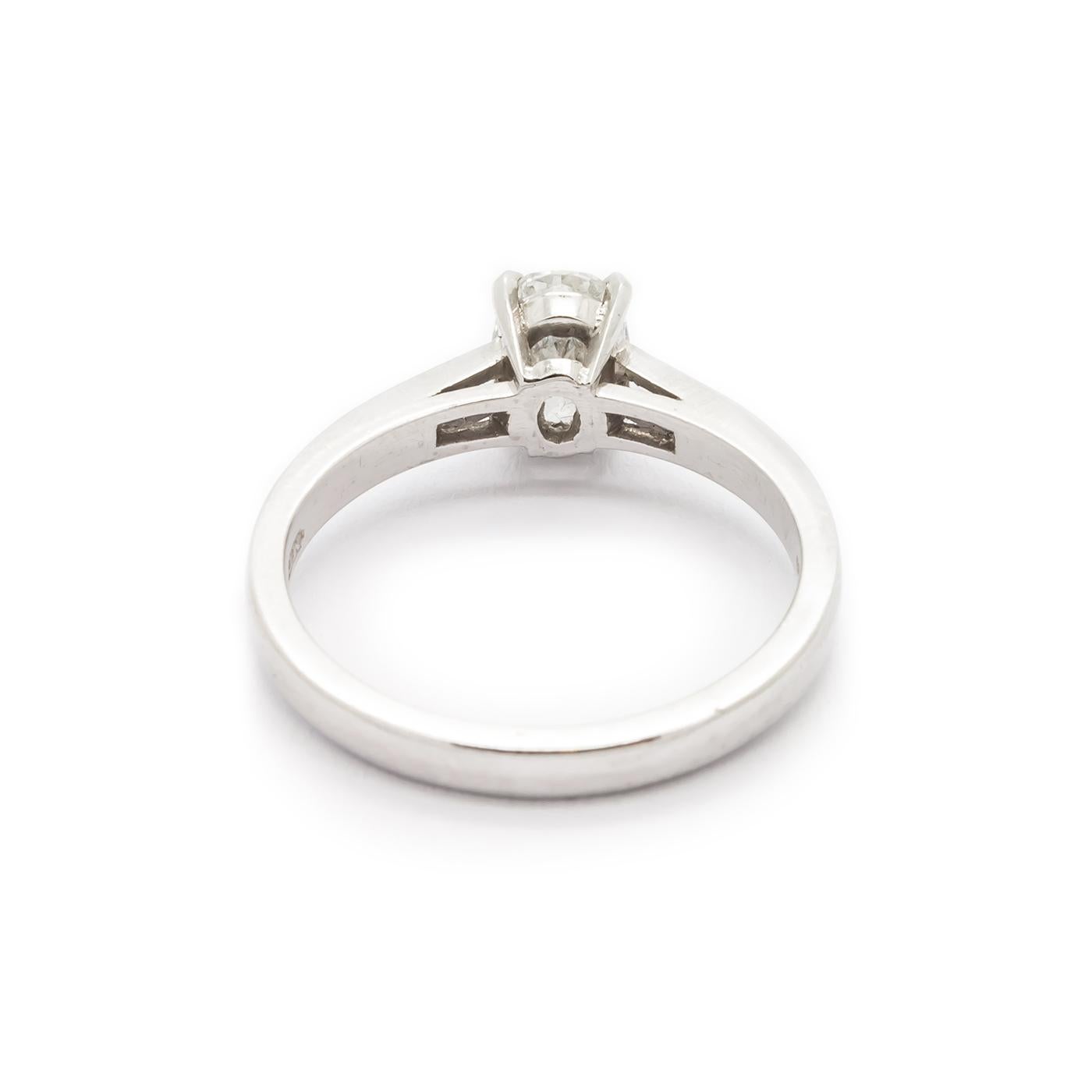 Modern Oval Diamond and Platinum Solitaire Ring 0.91 Carats In New Condition For Sale In London, GB