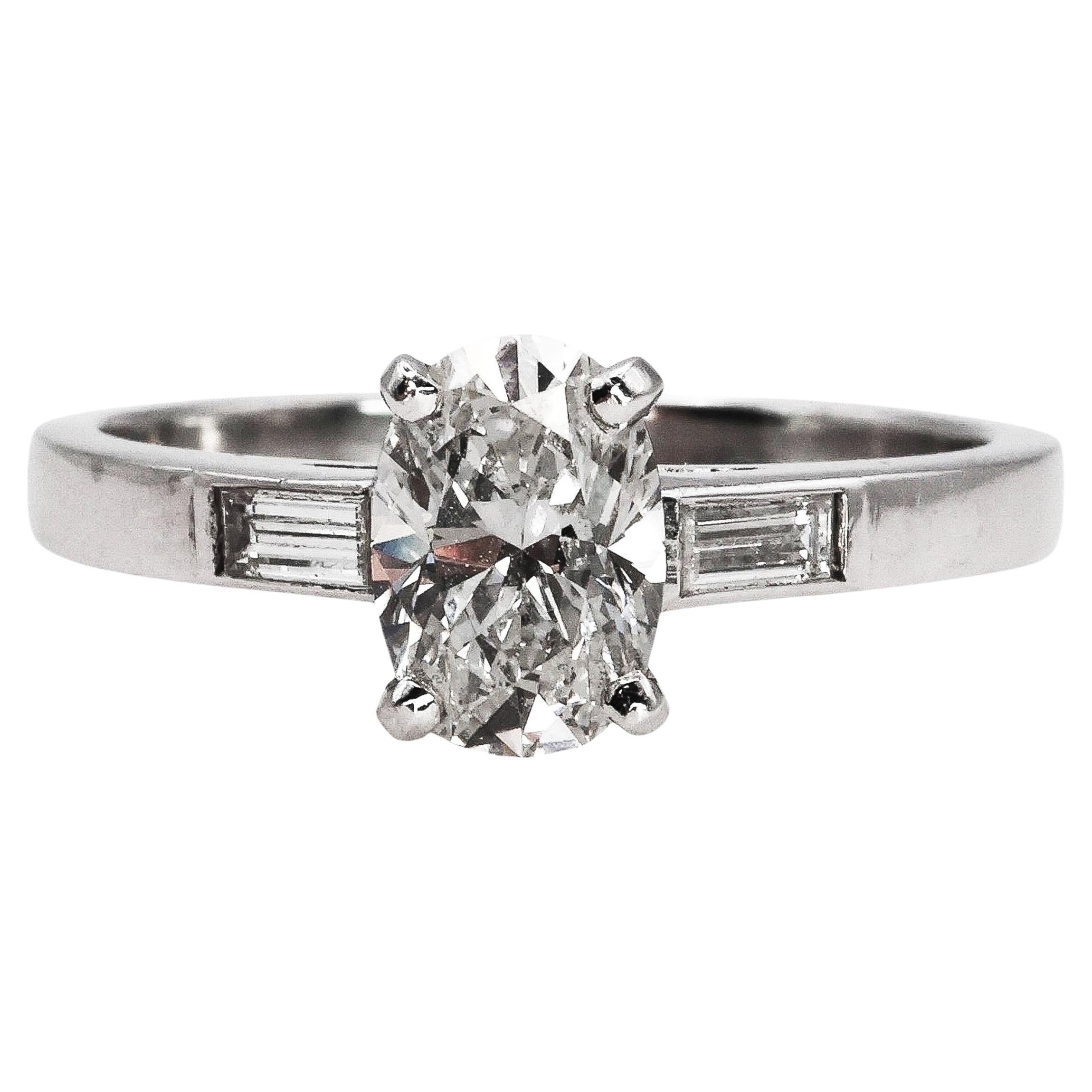 Anello solitario moderno con diamante ovale e platino, 0,91 carati in vendita