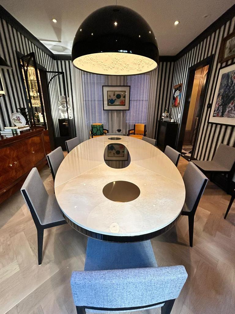 XXIe siècle et contemporain Table de salle à manger ovale moderne Plateau noir et blanc, détails en acier inoxydable doré en vente