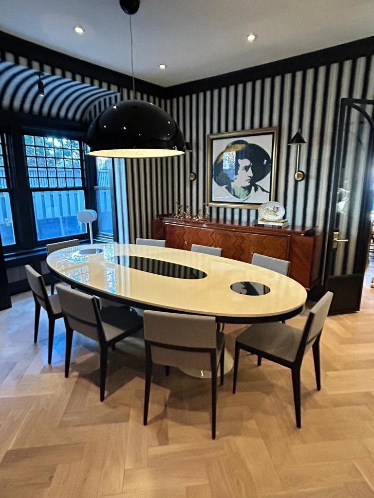 Table de salle à manger ovale moderne Plateau noir et blanc, détails en acier inoxydable doré Neuf - En vente à Porto, PT