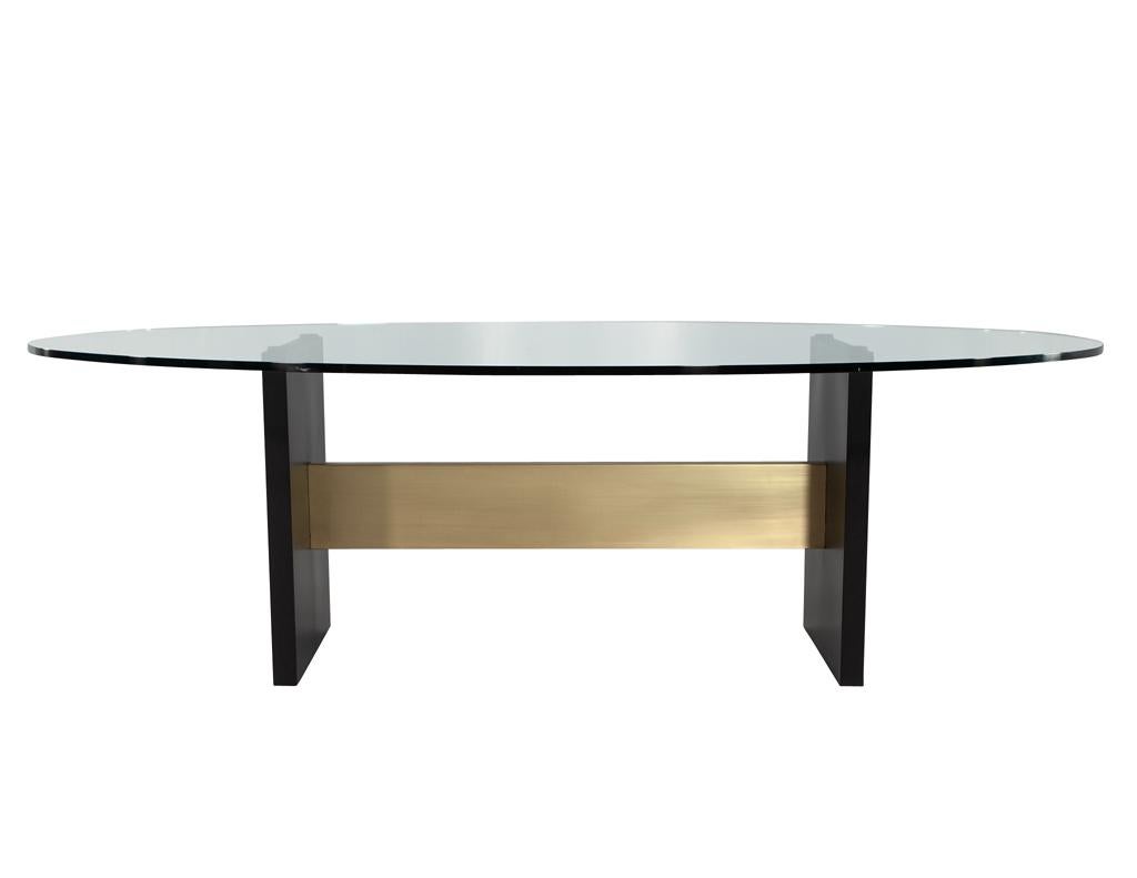 Moderner ovaler Esstisch mit Glasplatte und handgefertigtem Metallsockel im Angebot 4