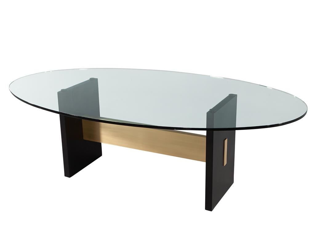 Moderner ovaler Esstisch mit Glasplatte und handgefertigtem Metallsockel im Angebot 2