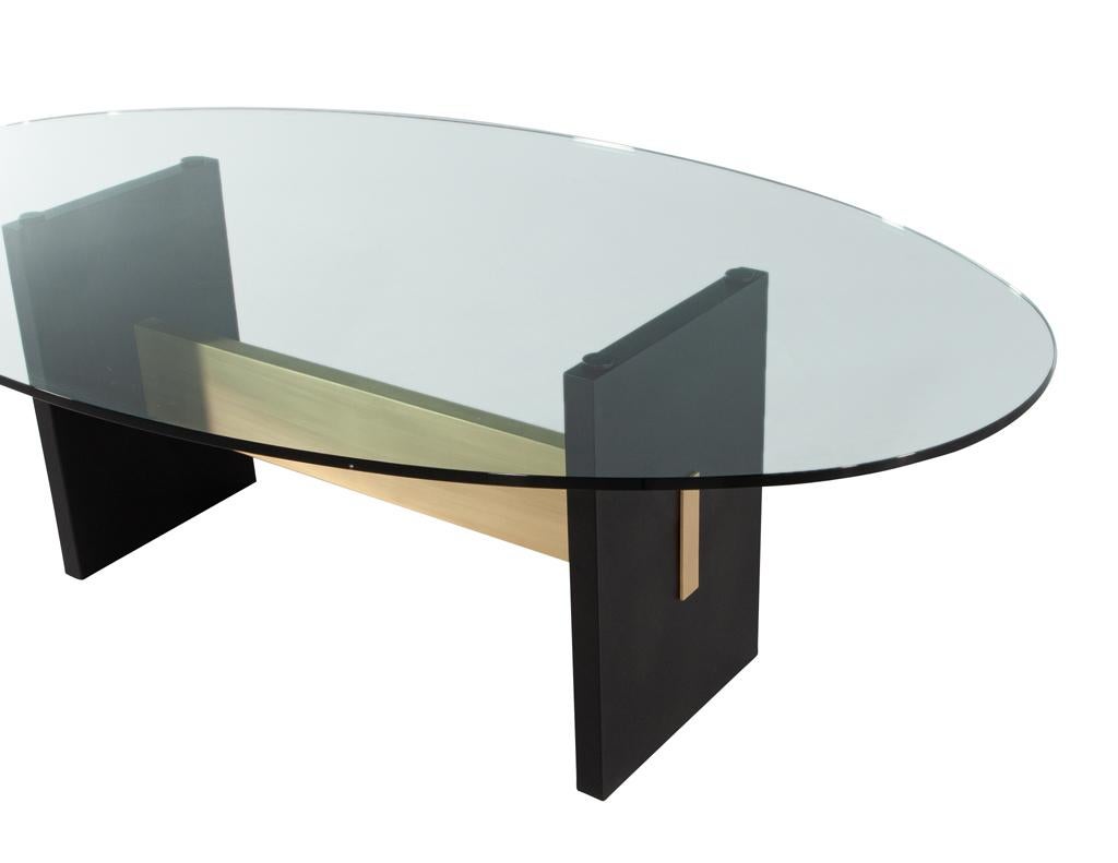 Moderner ovaler Esstisch mit Glasplatte und handgefertigtem Metallsockel im Angebot 3