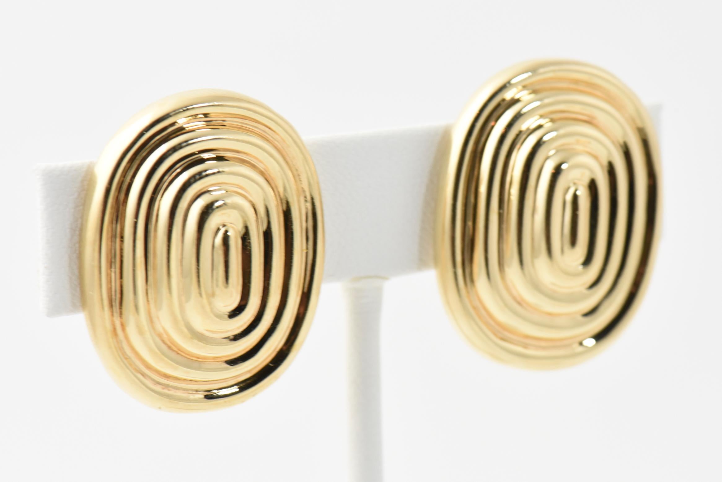 Modern Oval Gold Ridged Fluted Design Earrings and Ring Suite In Good Condition For Sale In Miami Beach, FL