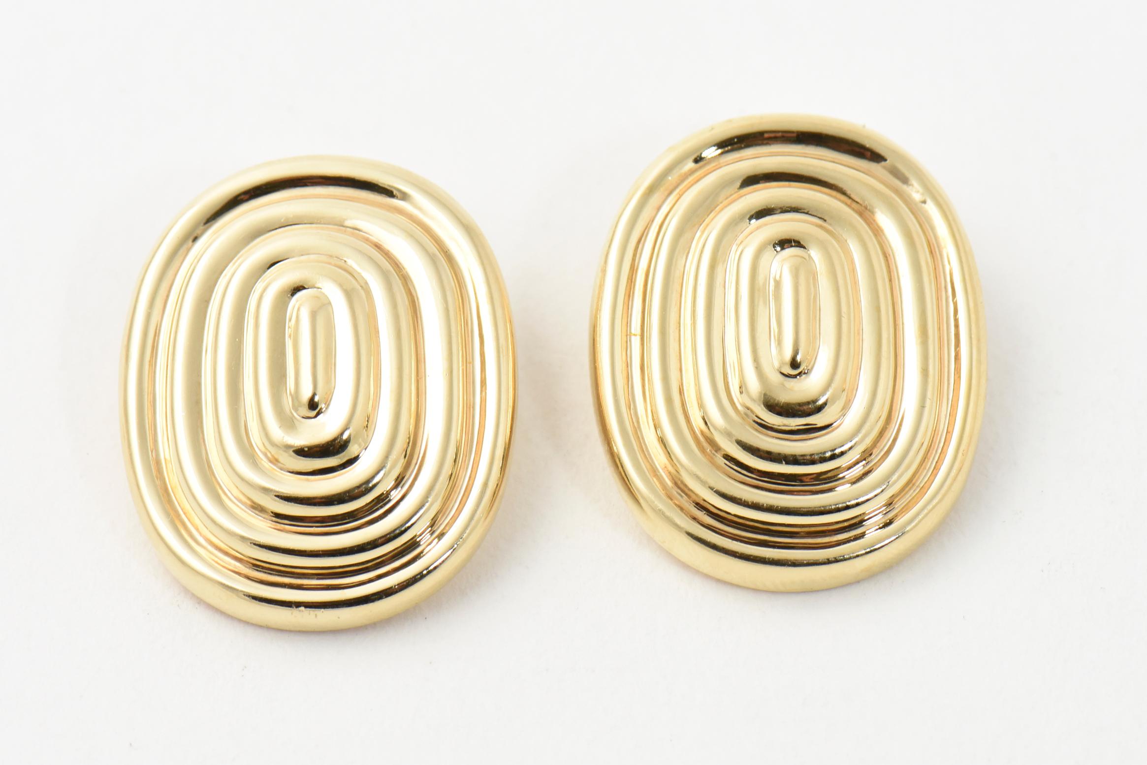 Women's Modern Oval Gold Ridged Fluted Design Earrings and Ring Suite For Sale