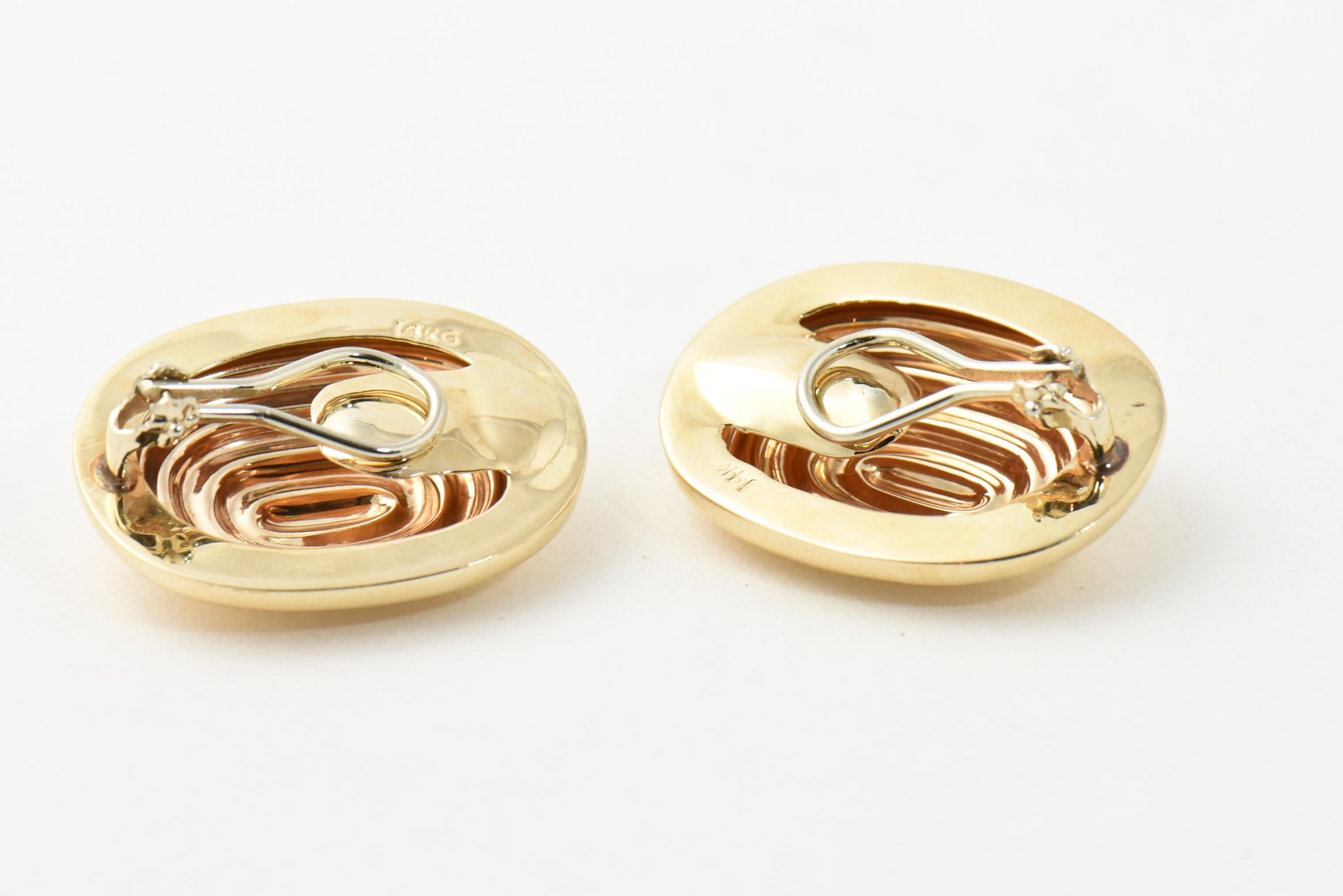 Modern Oval Gold Ridged Fluted Design Earrings and Ring Suite For Sale 1