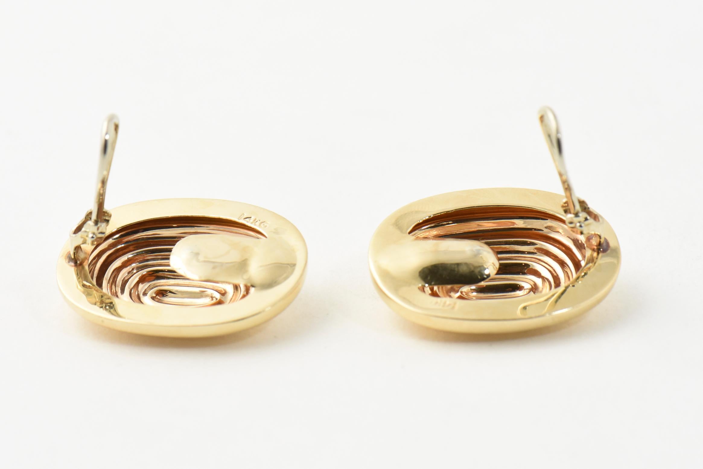 Modern Oval Gold Ridged Fluted Design Earrings and Ring Suite For Sale 2