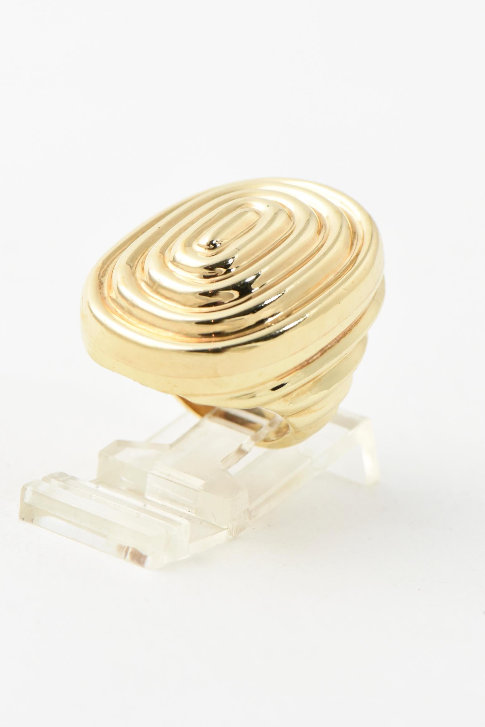 Modern Oval Gold Fluted Design Earrings and Ring Suite For Sale 5