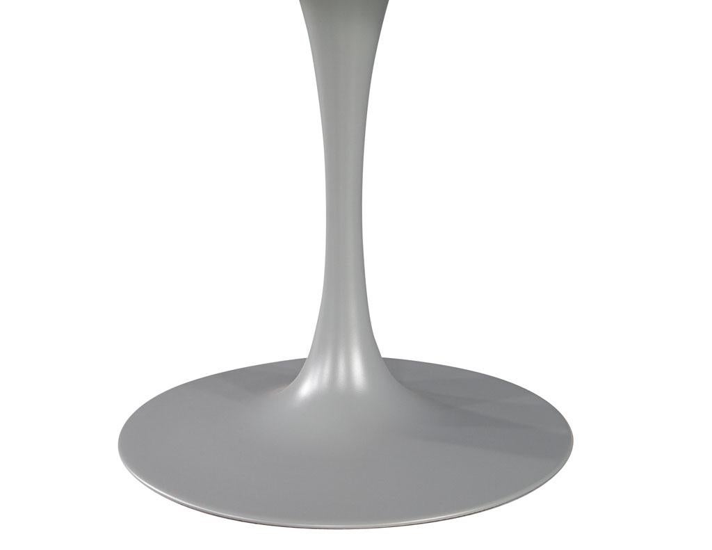 Table ovale moderne à plateau en marbre dans le style d'Eero Saarinen Table à piédestal en vente 3